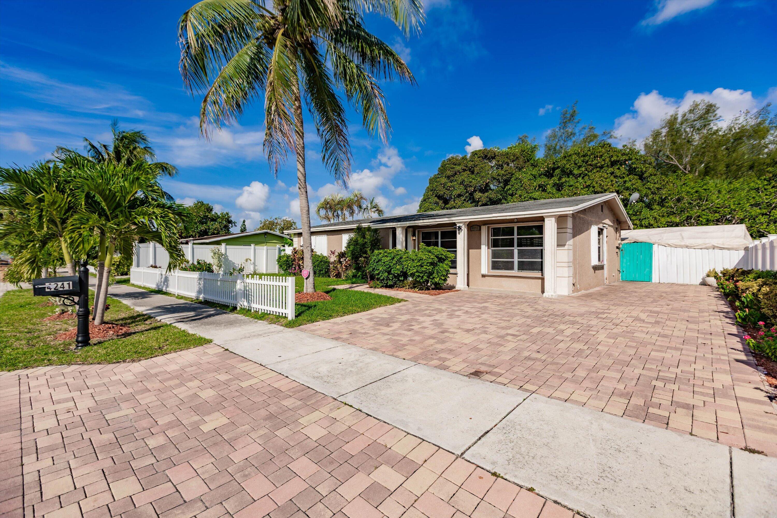 Foto de propiedad en 4241 NE 1st Terrace, Pompano Beach, FL 33064 Pompano Beach con MLS# 