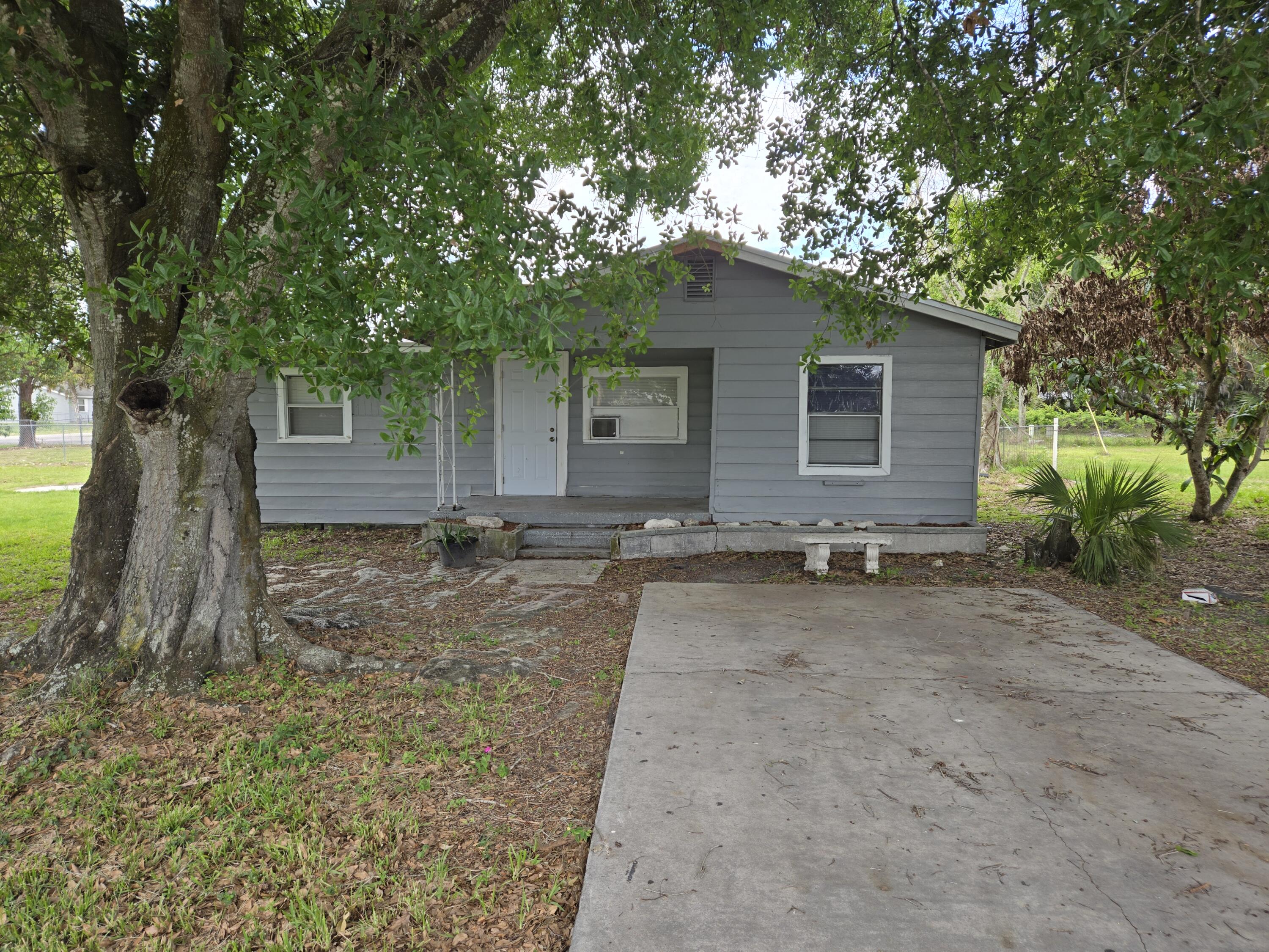 Foto de propiedad en 408 NW 10th Avenue, Okeechobee, FL 34974 Okeechobee con MLS# 
