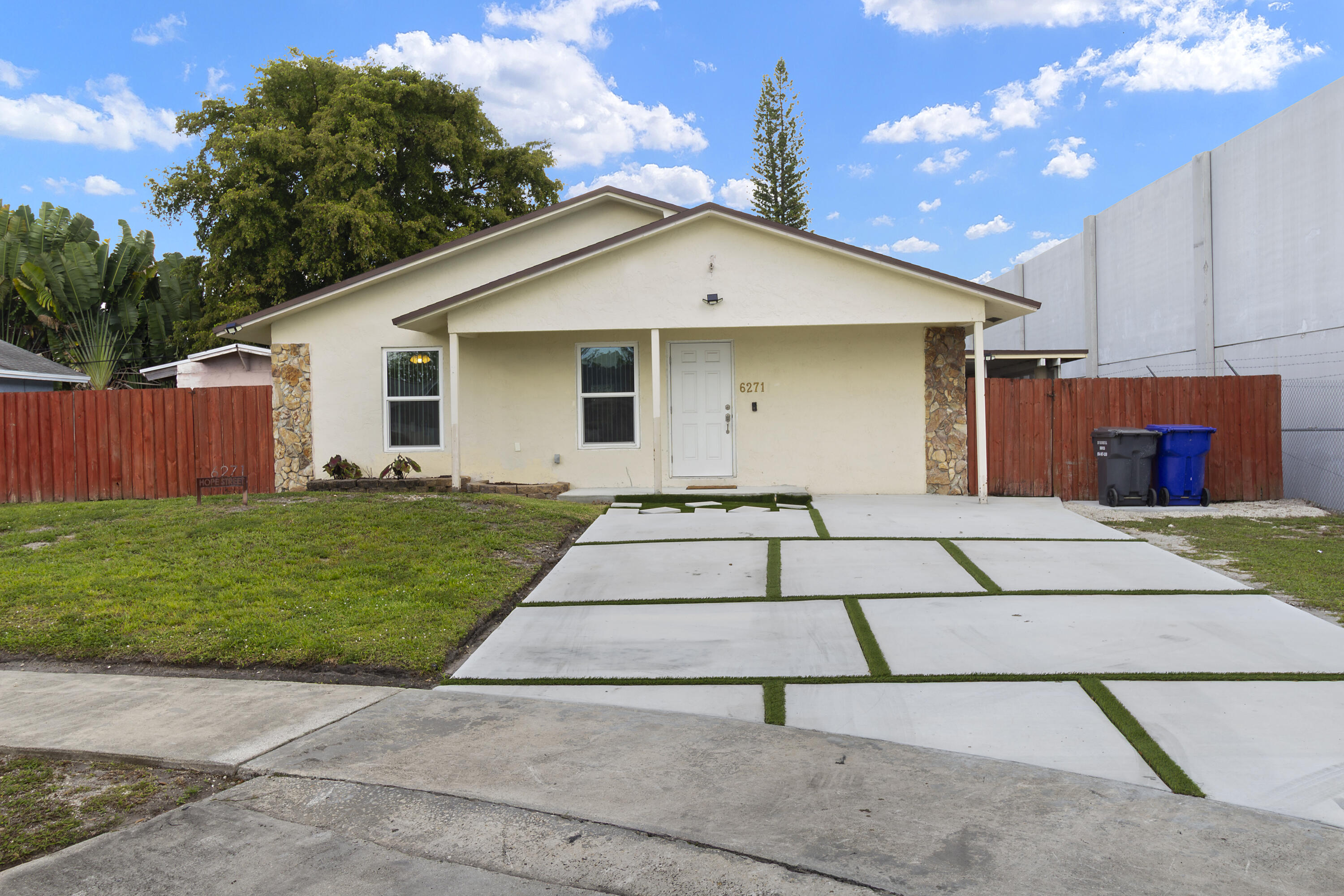 Foto de propiedad en 6271 Hope Street, Hollywood, FL 33024 Hollywood con MLS# 