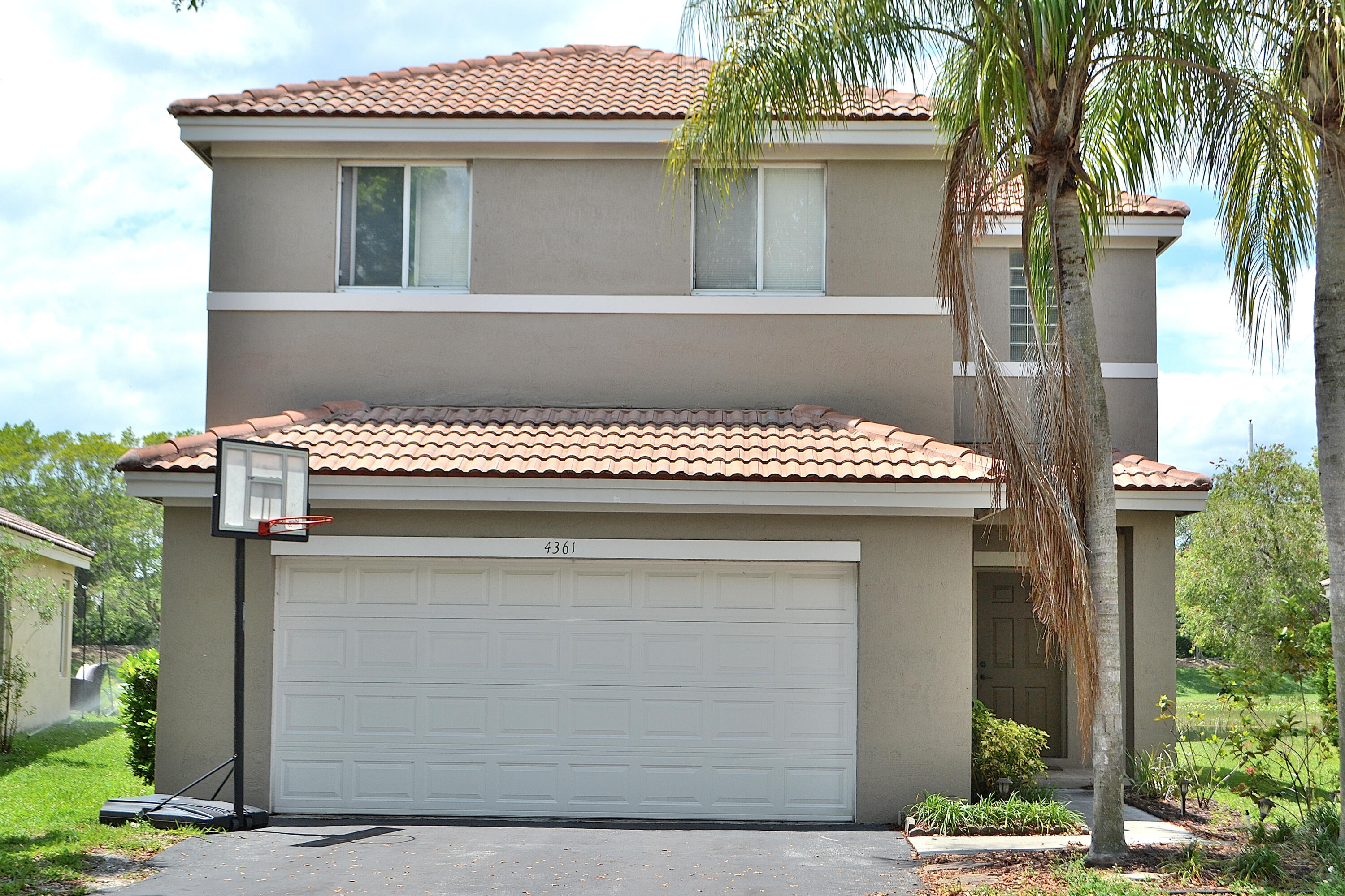 Foto de propiedad en 4361 Dogwood Circle, Weston, FL 33331 Weston con MLS# 