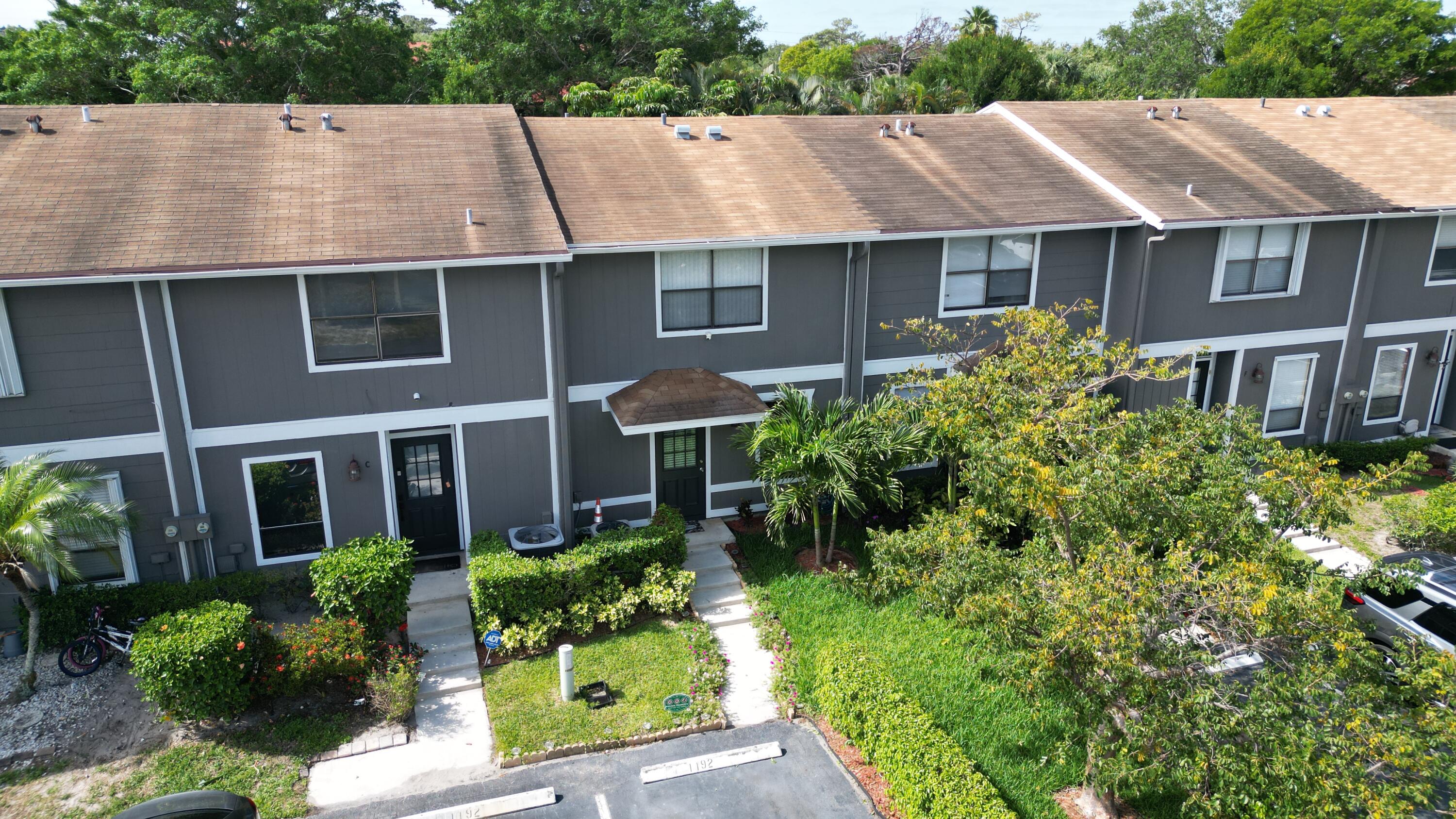 Foto de propiedad en 850 Hill Drive D, West Palm Beach, FL 33415 West Palm Beach con MLS# 