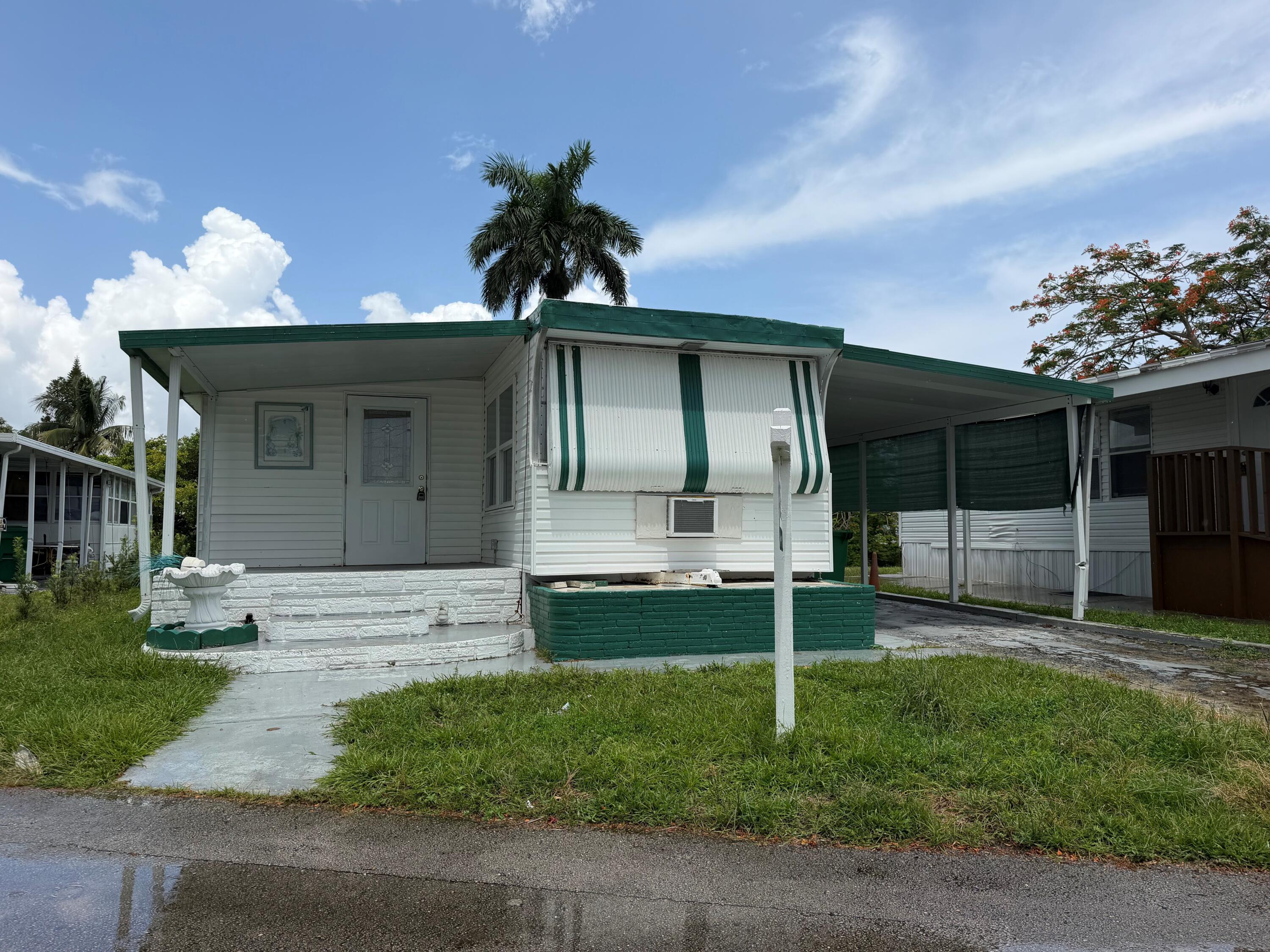 Foto de propiedad en 1670 SW 85th Avenue, Davie, FL 33324 Davie con MLS# 