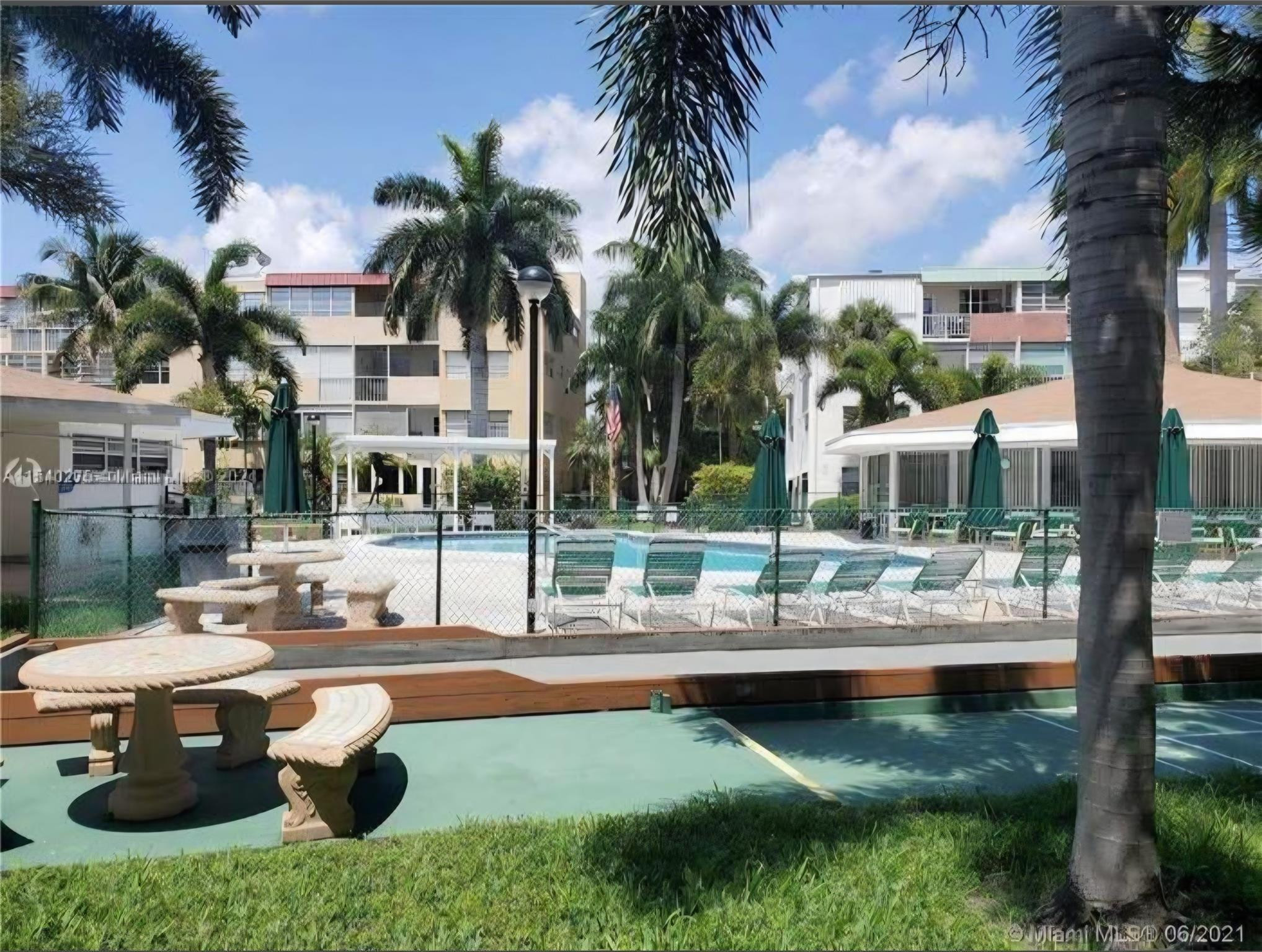 Foto de propiedad en 1333 E Hallandale Beach Boulevard 305, Hallandale Beach, FL 33009 Hallandale Beach con MLS# 