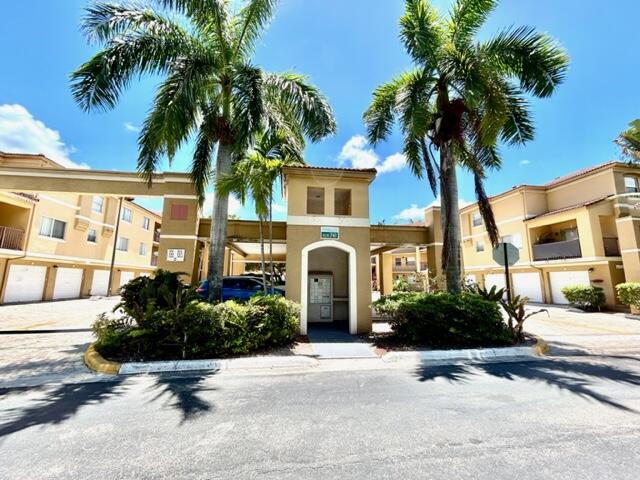 Foto de propiedad en 741 N Pine Island Road 303, Plantation, FL 33324 Plantation con MLS# 