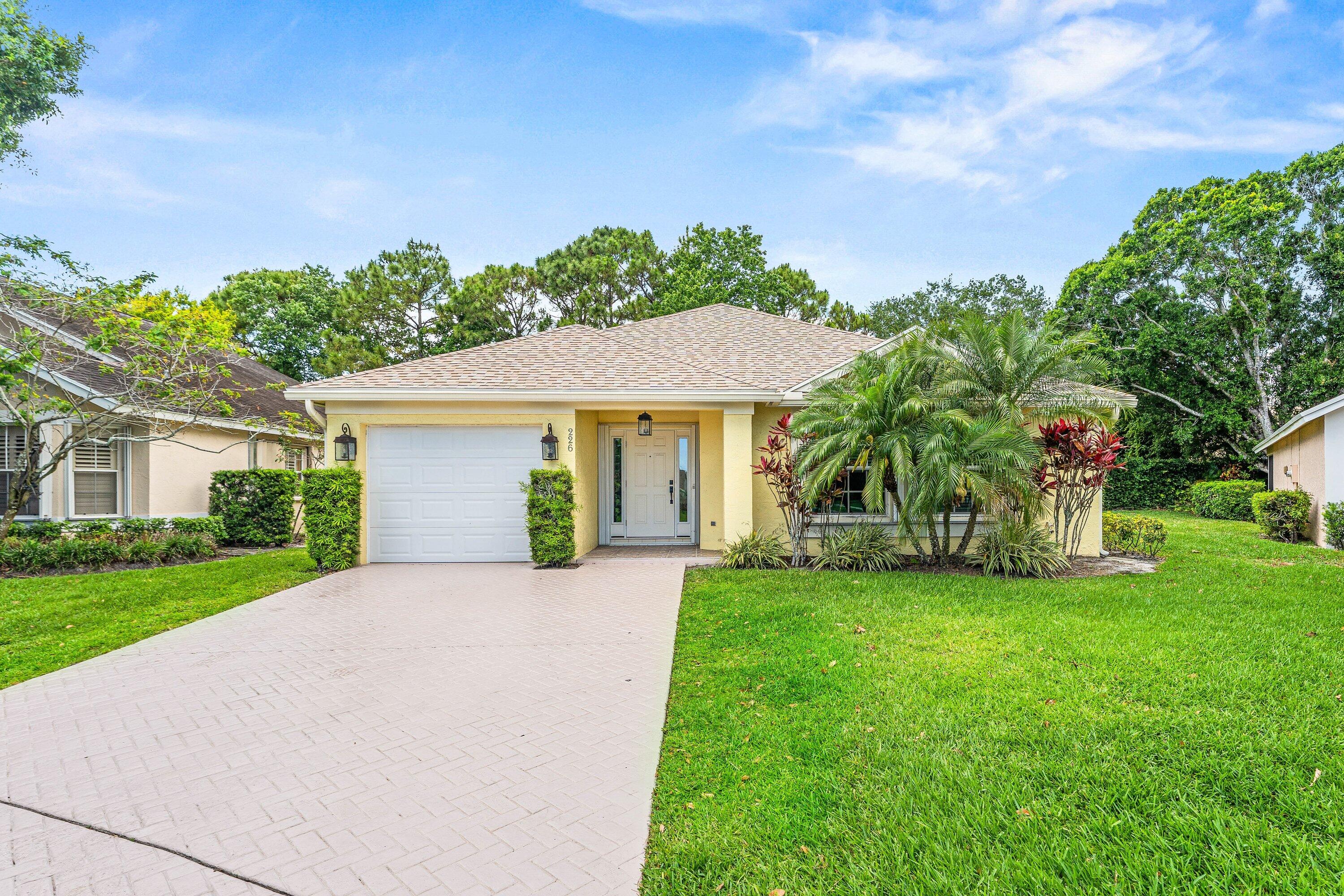 Foto de propiedad en 226 Moccasin Trail W, Jupiter, FL 33458 Jupiter con MLS# 