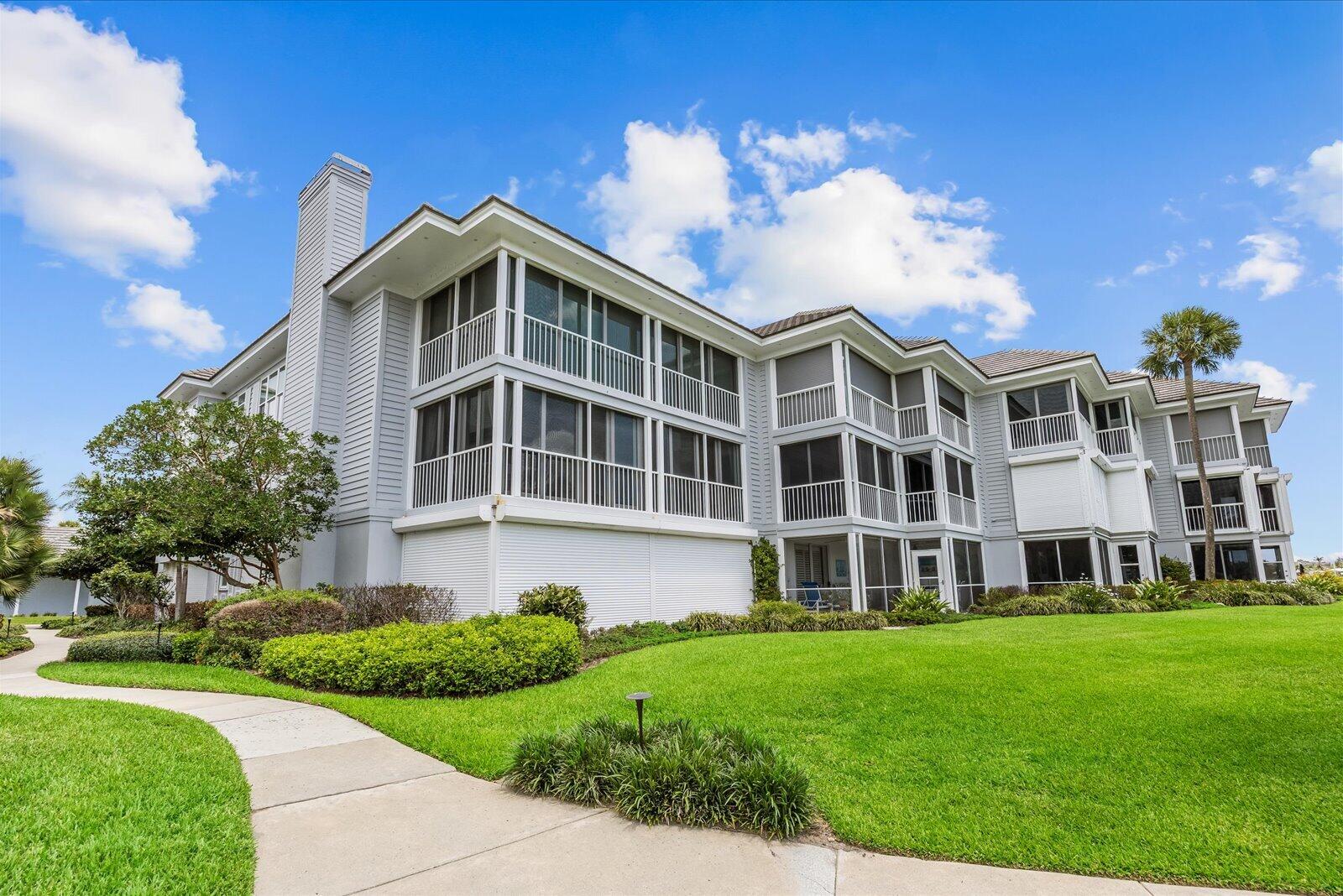 Foto de propiedad en 1903 Bay Road 206, Vero Beach, FL 32963 Vero Beach con MLS# 