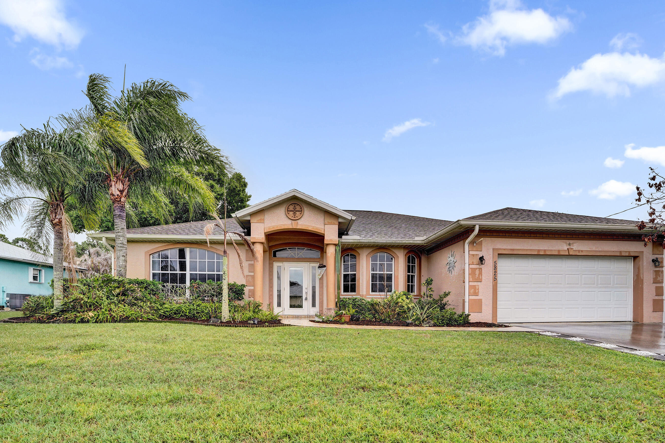 Foto de propiedad en 5825 NW Zenith Drive, Port St. Lucie, FL 34986 Port St. Lucie con MLS# 