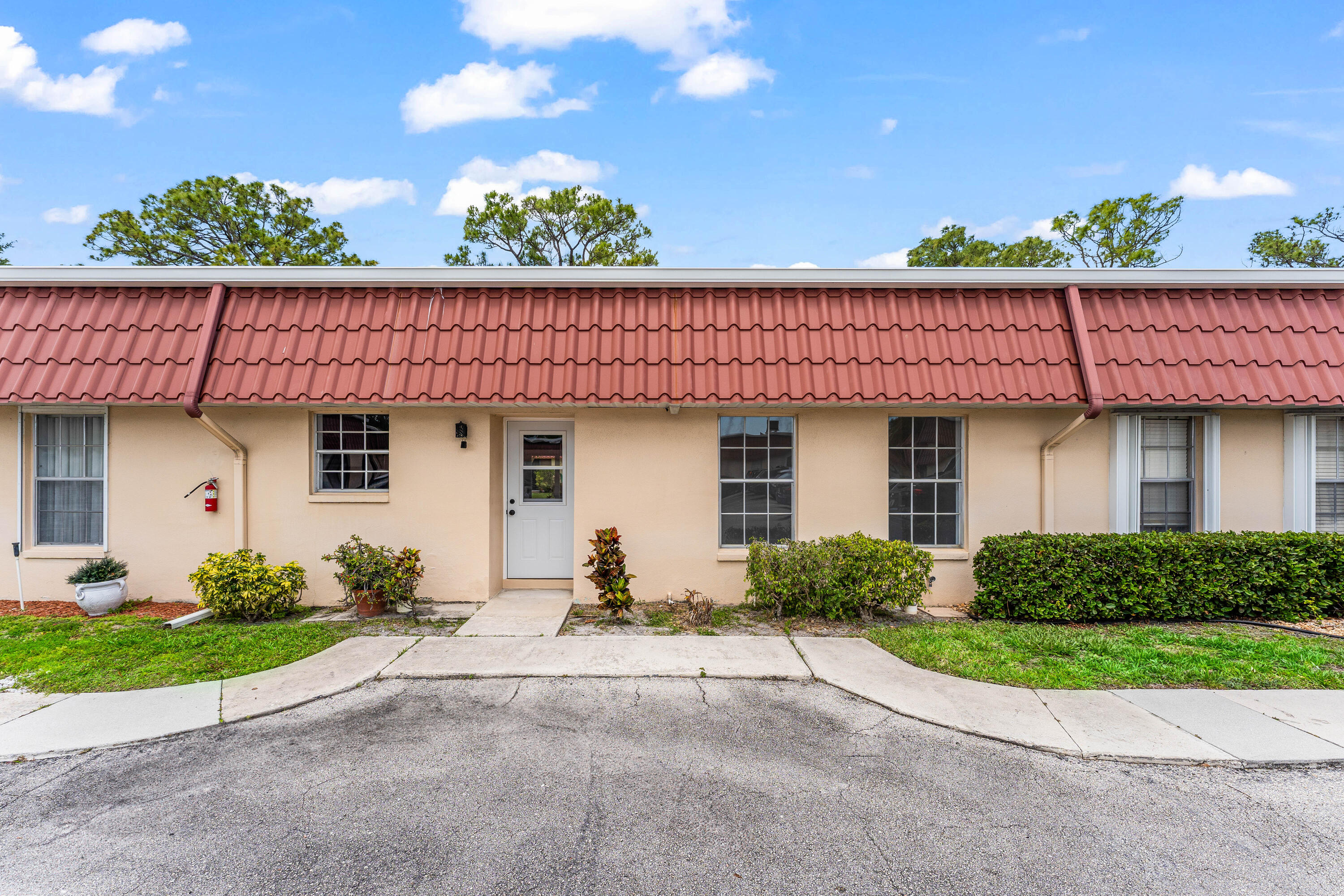Foto de propiedad en 711 Laconia Circle B, Greenacres, FL 33467 Greenacres con MLS# 