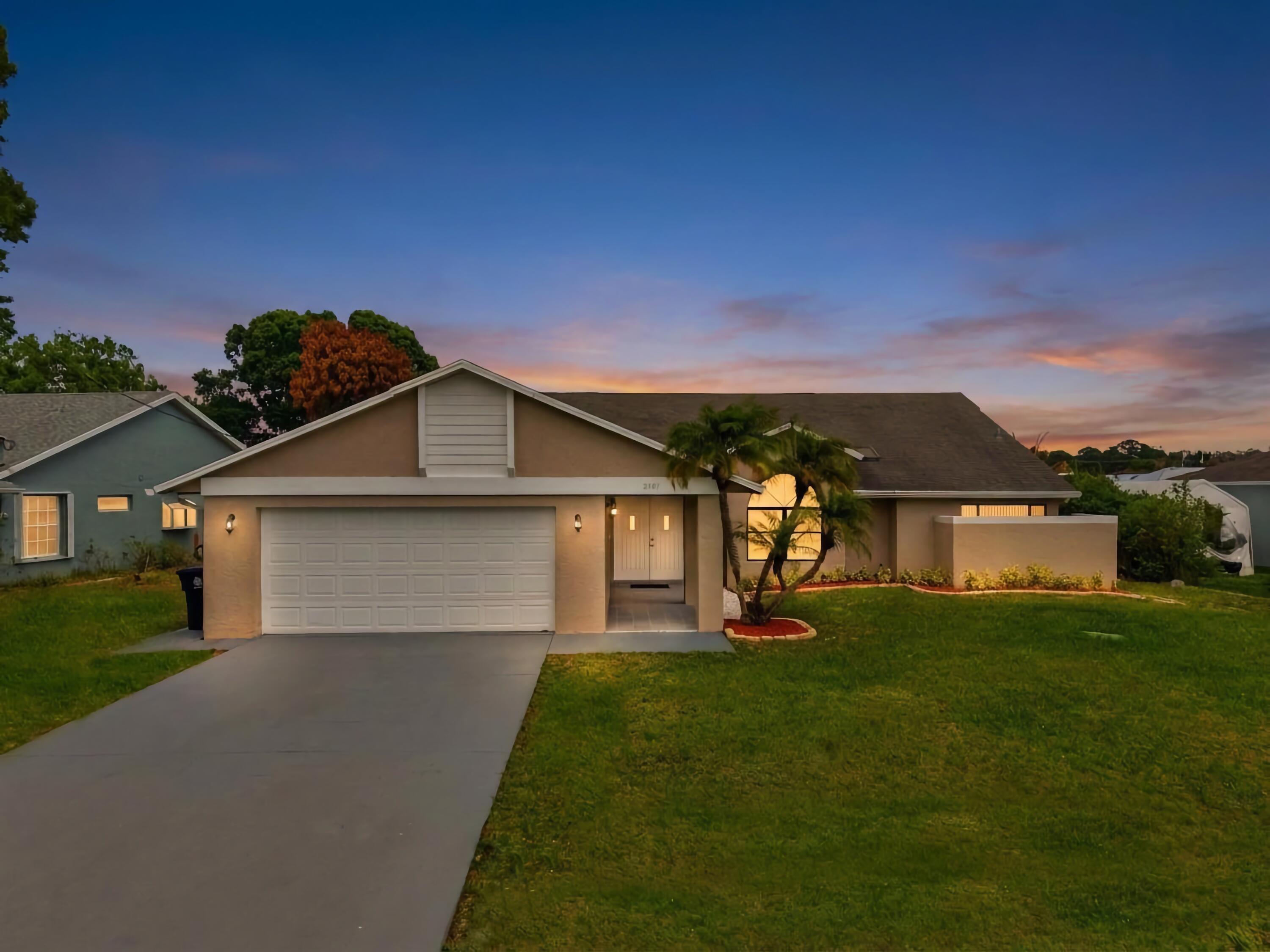 Foto de propiedad en 2151 SE Bowie Street, Port St. Lucie, FL 34952 Port St. Lucie con MLS# 