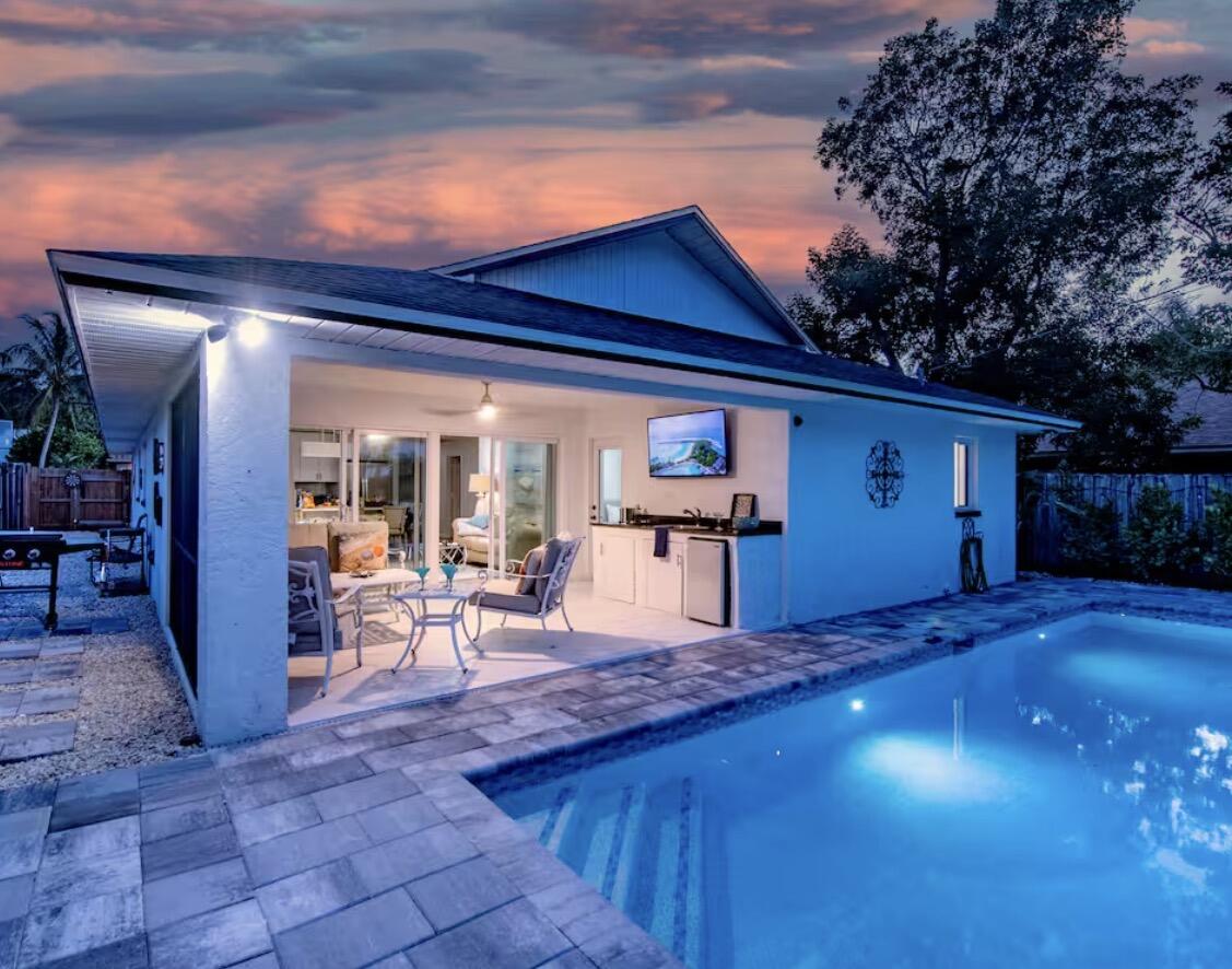Foto de propiedad en 705 N 103rd Ave Avenue N, Naples, FL 34108 Naples con MLS# 