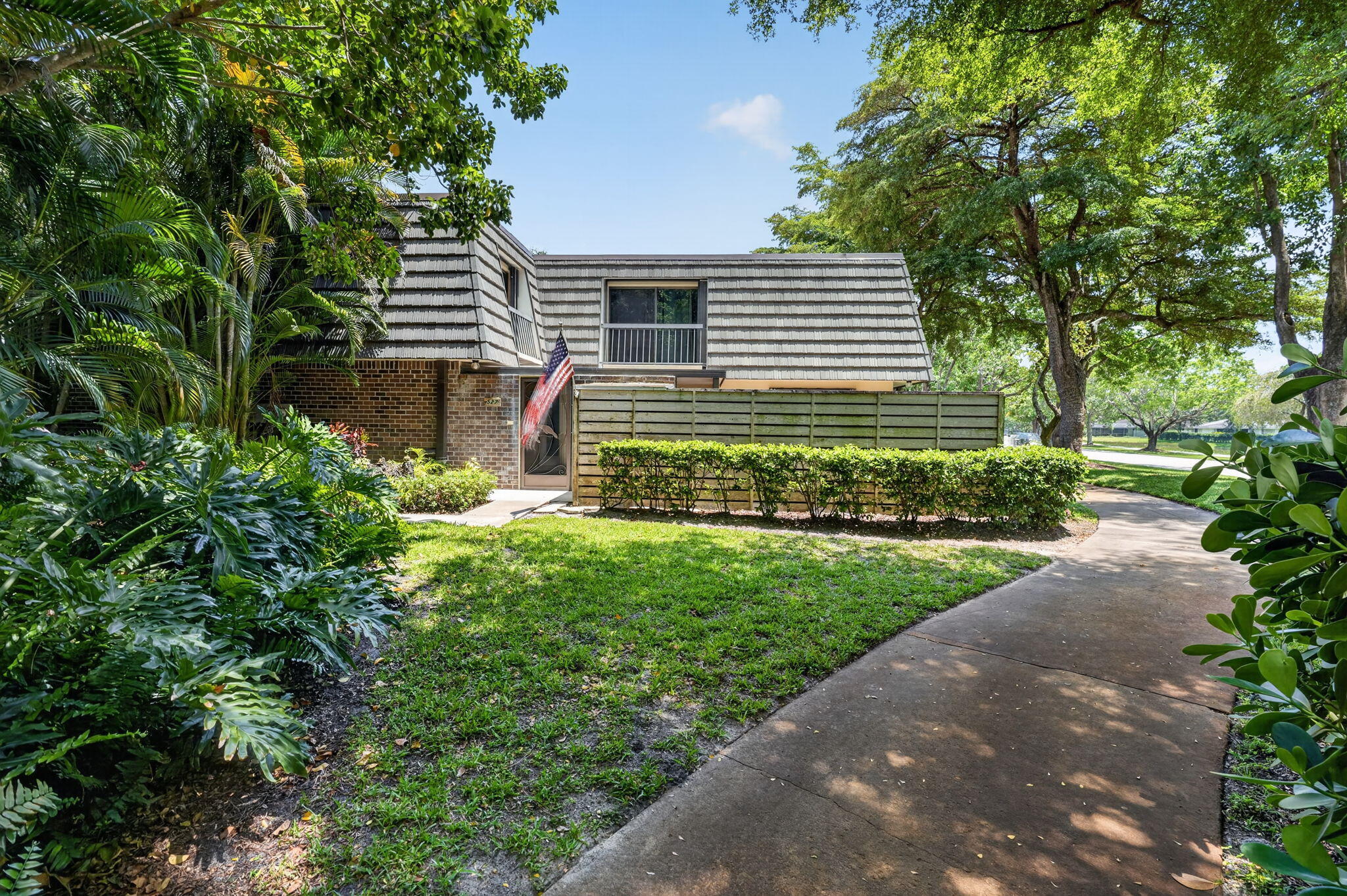 Foto de propiedad en 527 5th Terrace, Palm Beach Gardens, FL 33418 Palm Beach Gardens con MLS# 