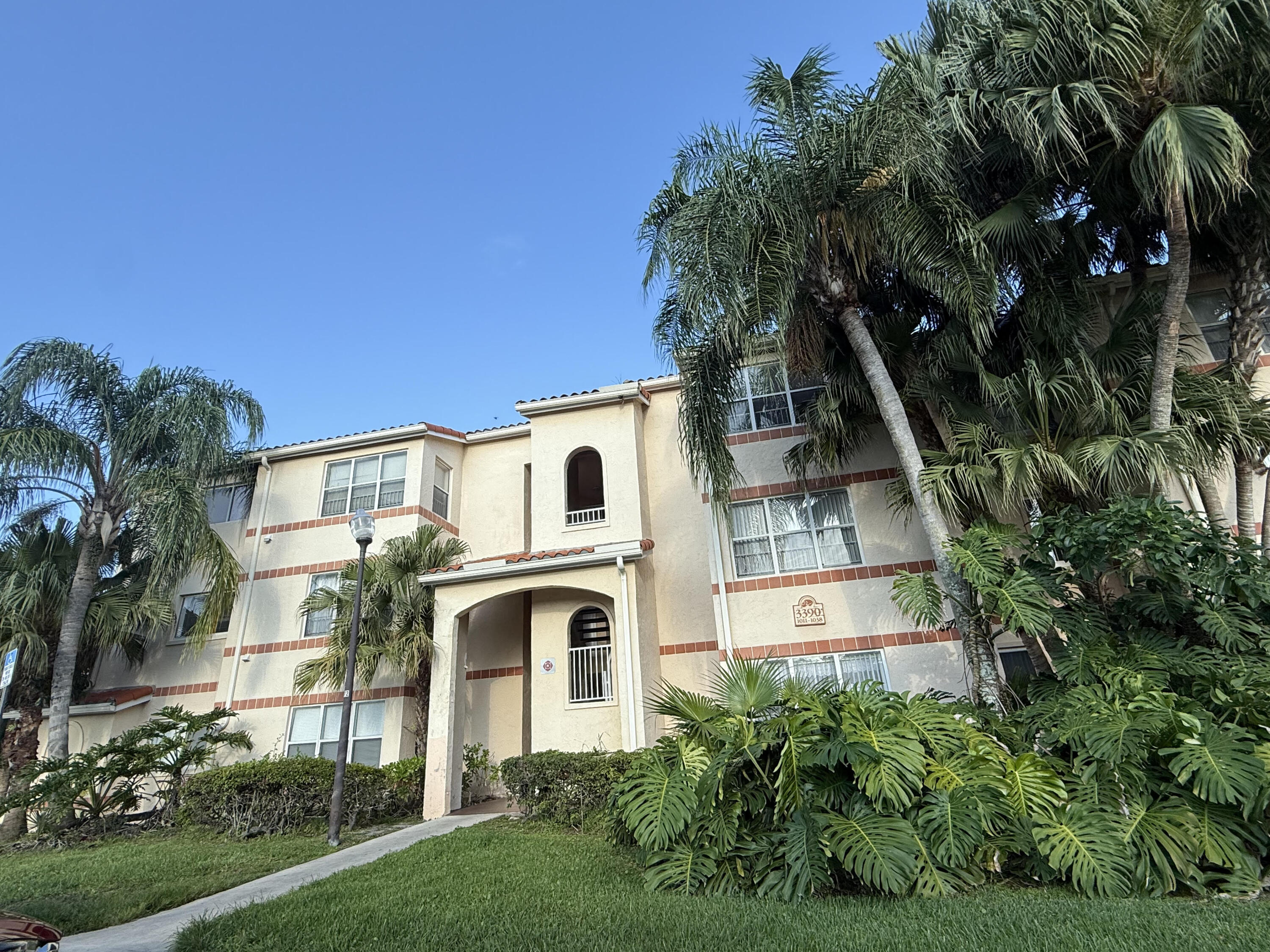 Foto de propiedad en 3390 N Pinewalk Drive 1012, Margate, FL 33063 Margate con MLS# 