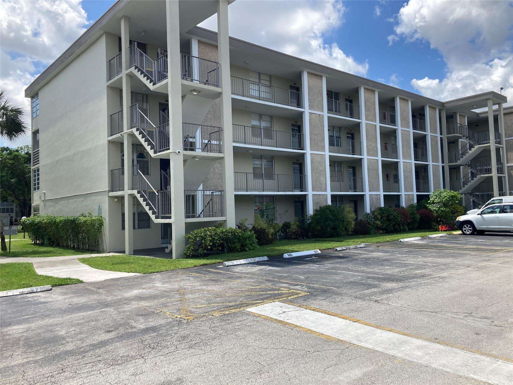 Foto de propiedad en 2998 NW 48th Terrace 332, Lauderdale Lakes, FL 33313 Lauderdale Lakes con MLS# 