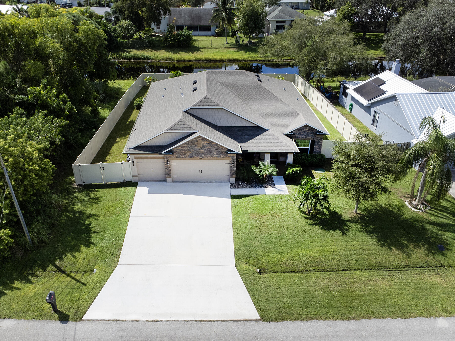 Foto de propiedad en 1662 SE North Blackwell Drive, Port St. Lucie, FL 34952 Port St. Lucie con MLS# 
