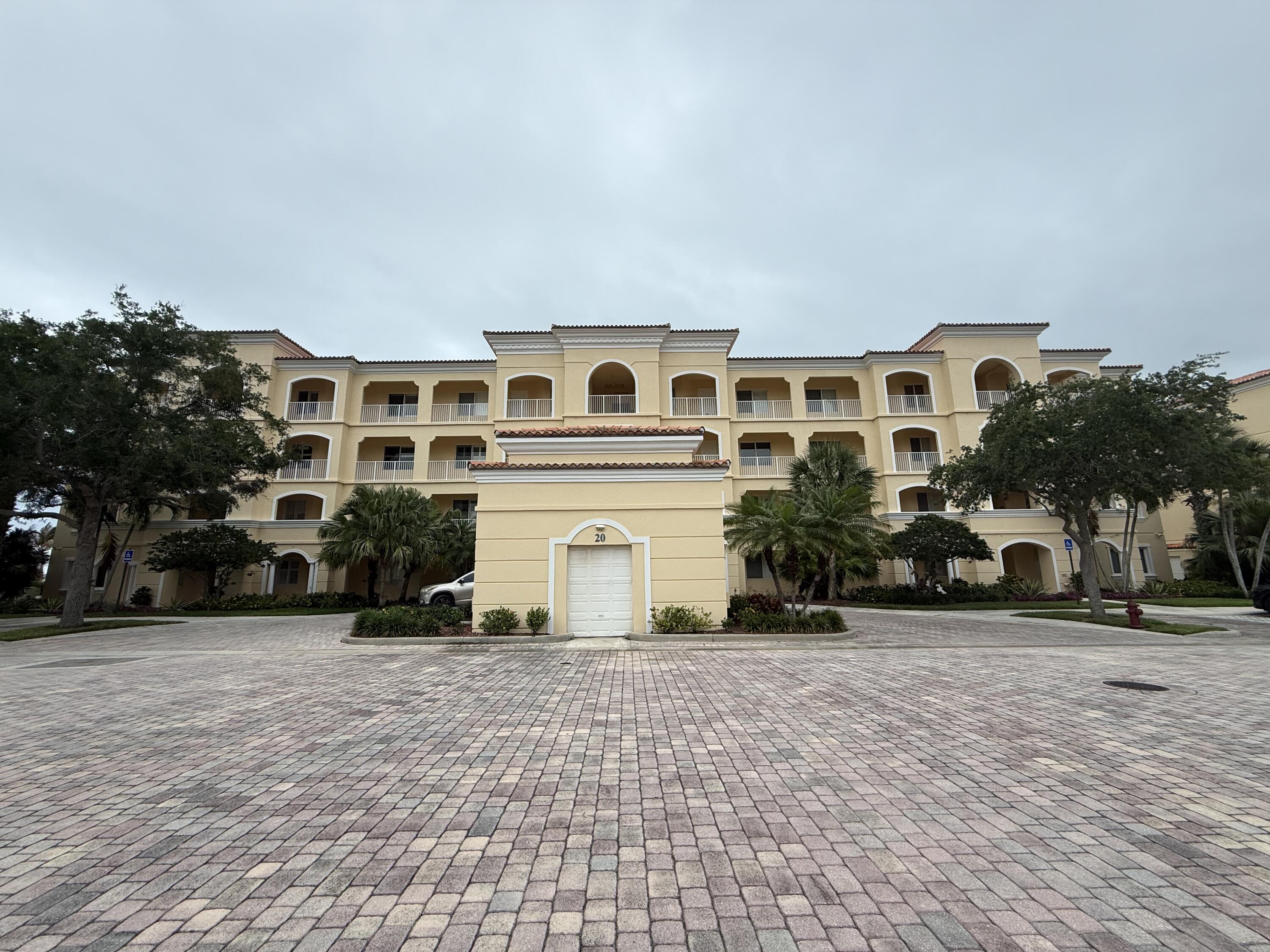 Foto de propiedad en 20 Harbour Isle Drive W Ph01, Fort Pierce, FL 34949 Fort Pierce con MLS# 