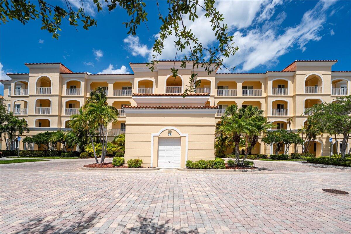 Foto de propiedad en 18 W Harbour Isle Drive W 102, Fort Pierce, FL 34949 Fort Pierce con MLS# 