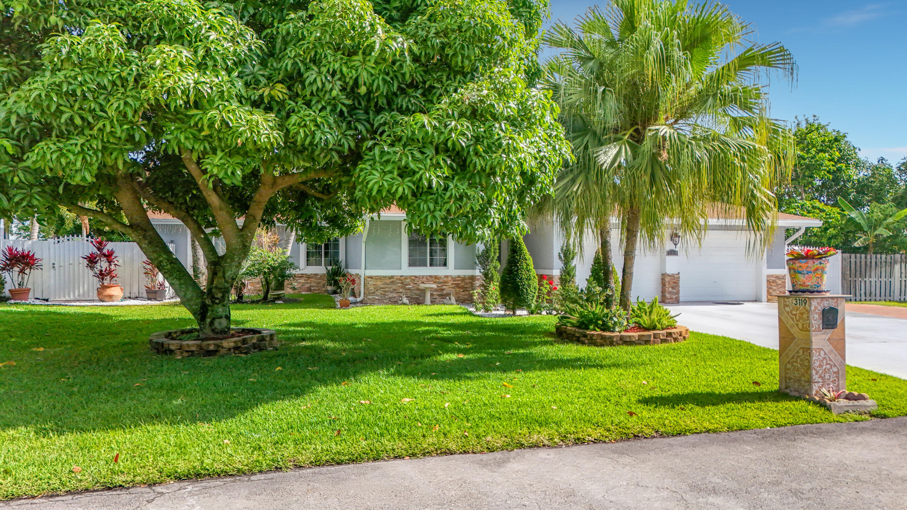 Foto de propiedad en 3119 Indian Trail, Lake Worth, FL 33462 Lake Worth con MLS# 
