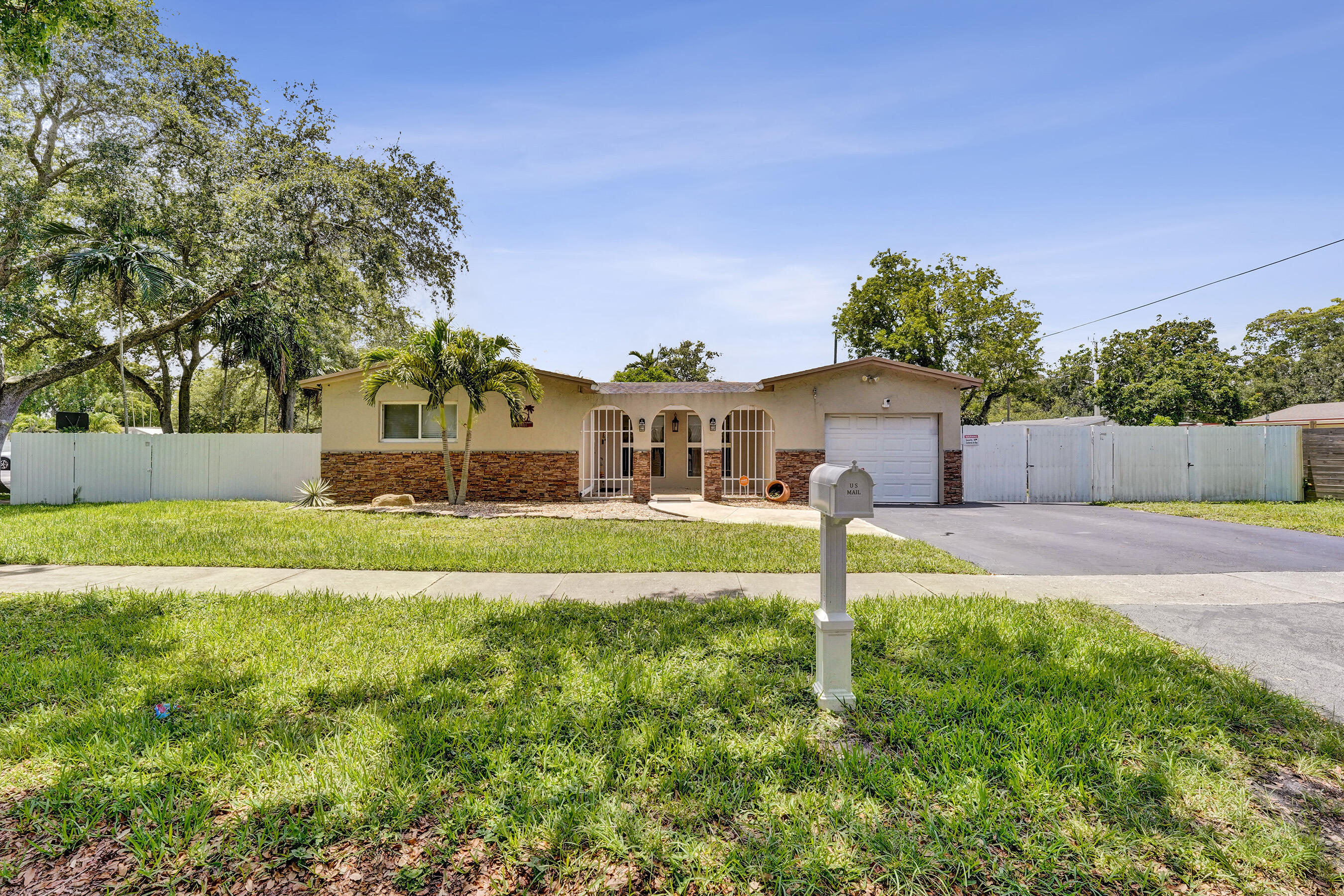 Foto de propiedad en 9101 SW 52nd Court, Cooper City, FL 33328 Cooper City con MLS# 
