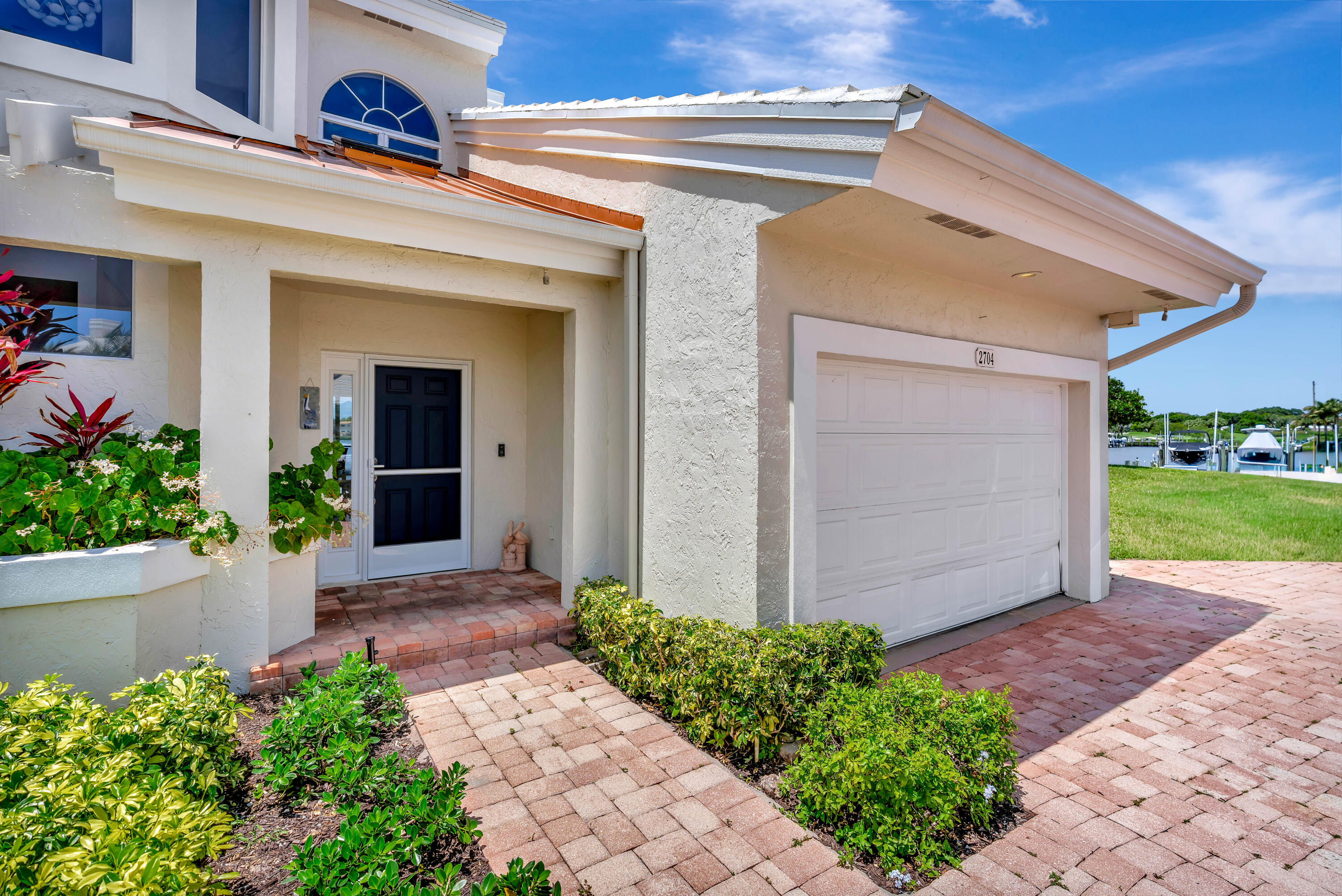 Foto de propiedad en 2704 Captains Way, Jupiter, FL 33477 Jupiter con MLS# 