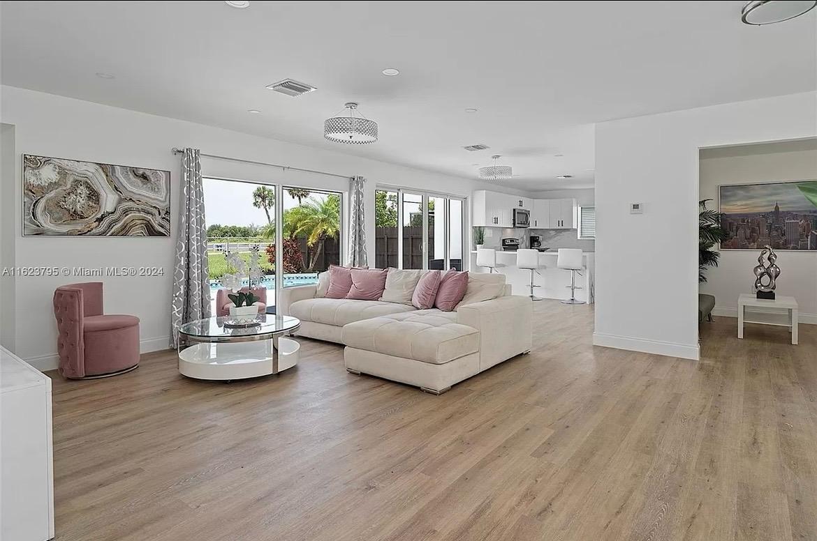 Foto de propiedad en 3705 Garden Lane, Miramar, FL 33023 Miramar con MLS# 