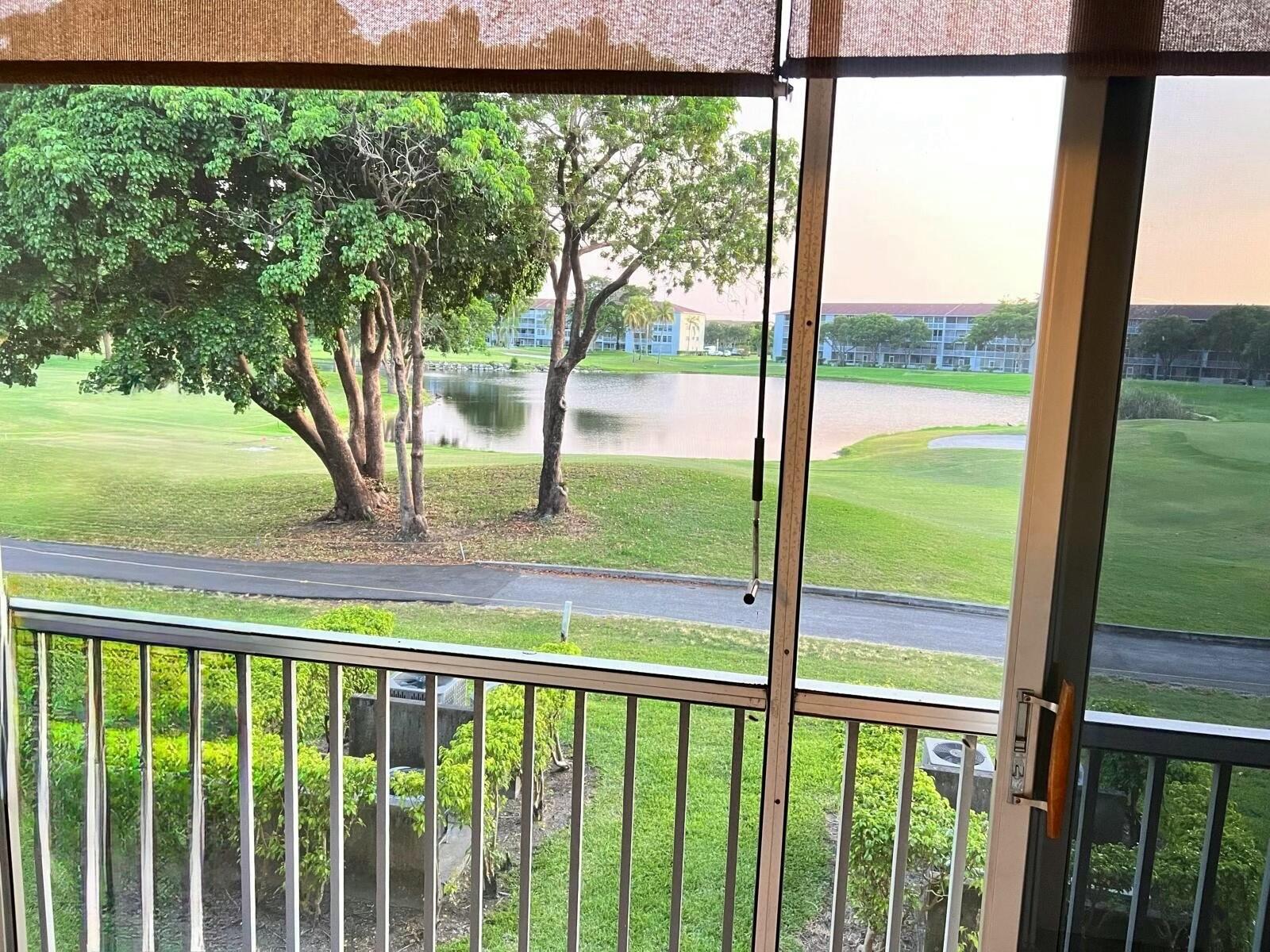 Foto de propiedad en 300 SW 134th Way 203e, Pembroke Pines, FL 33027 Pembroke Pines con MLS# 
