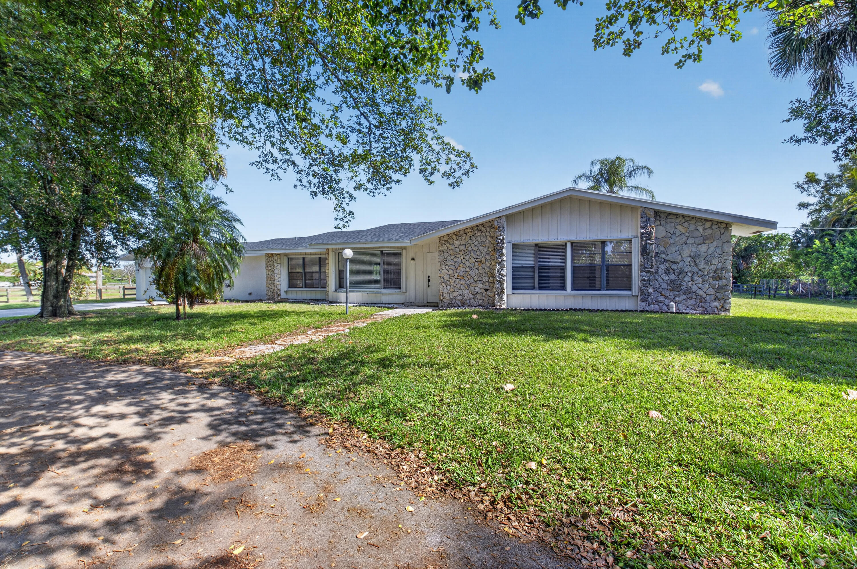 Foto de propiedad en 10157 La Reina Road, Delray Beach, FL 33446 Delray Beach con MLS# 