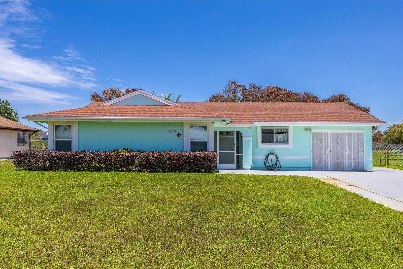 Foto de propiedad en 2073 SE Rainier Road, Port St. Lucie, FL 34952 Port St. Lucie con MLS# 