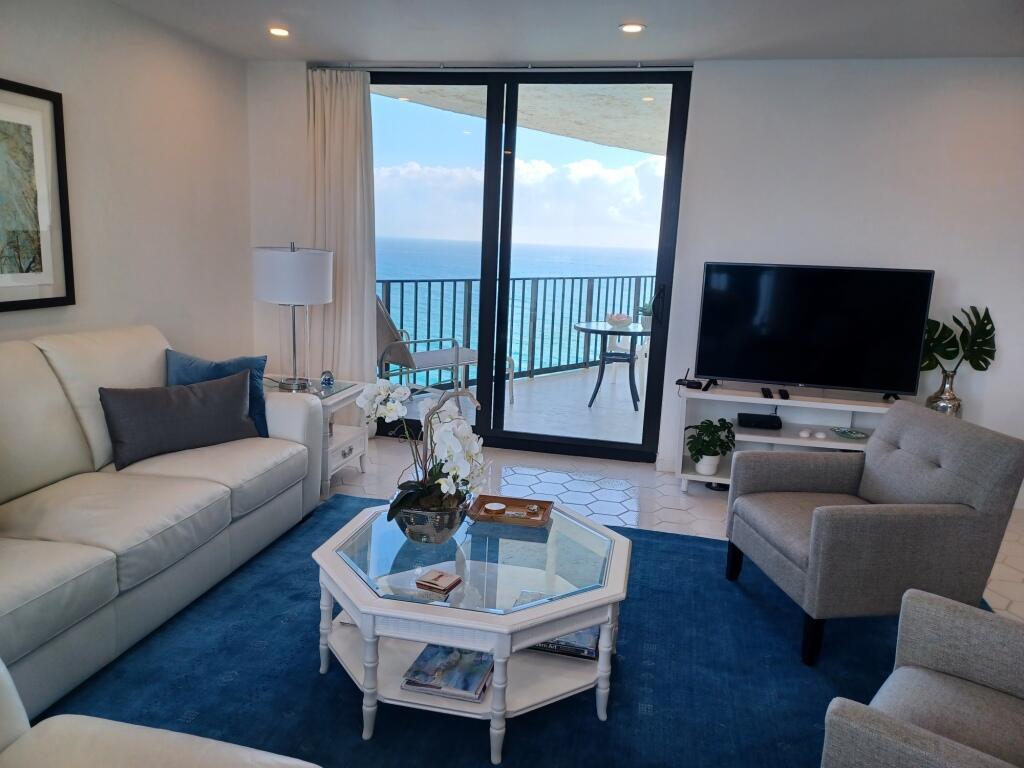 Foto de propiedad en 5420 N Ocean Drive 1705, Singer Island, FL 33404 Singer Island con MLS# 