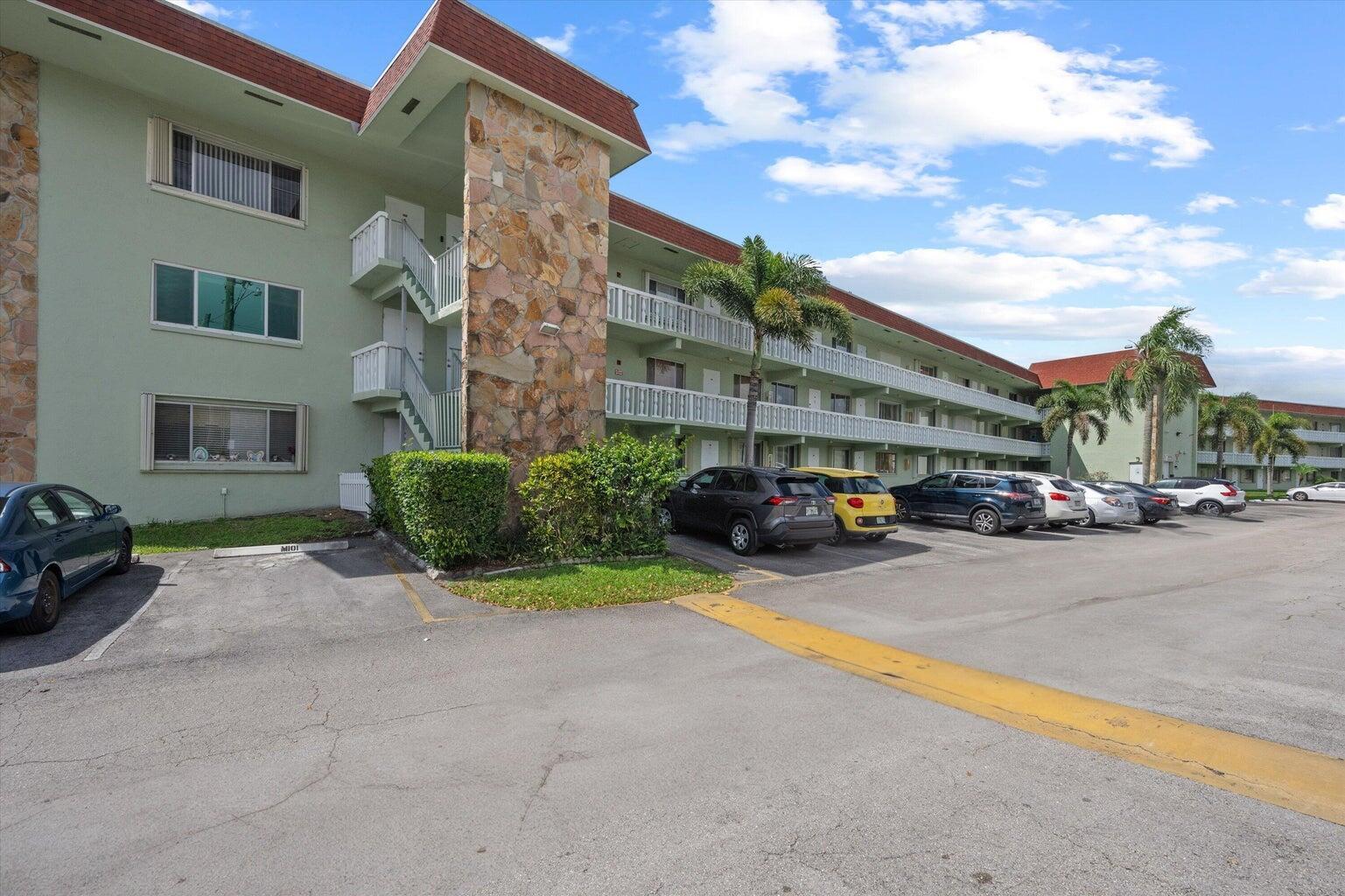 Foto de propiedad en 3300 Springdale Boulevard 202, Palm Springs, FL 33461 Palm Springs con MLS# 