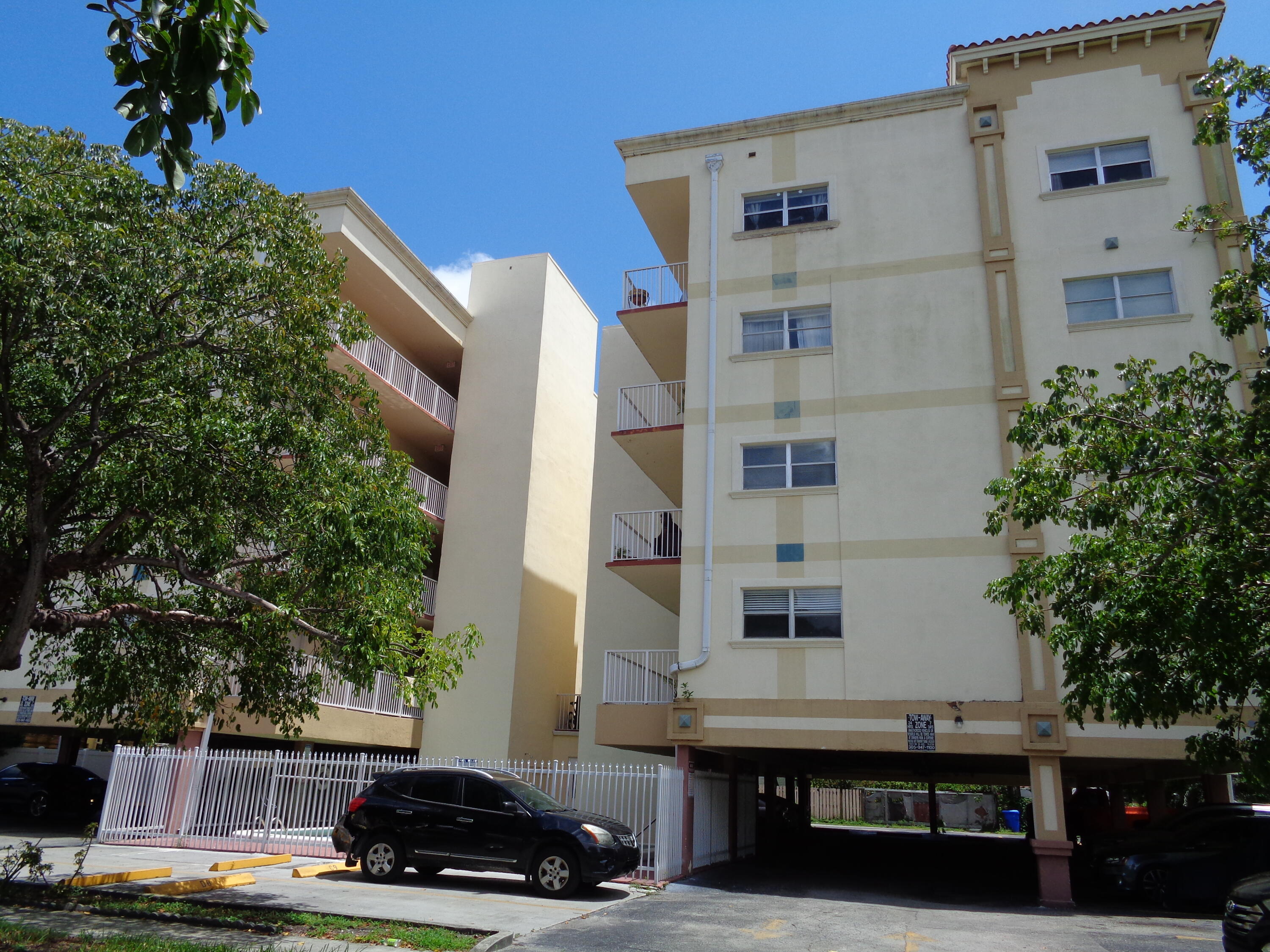 Foto de propiedad en 2008 Jackson Street E9, Hollywood, FL 33020 Hollywood con MLS# 