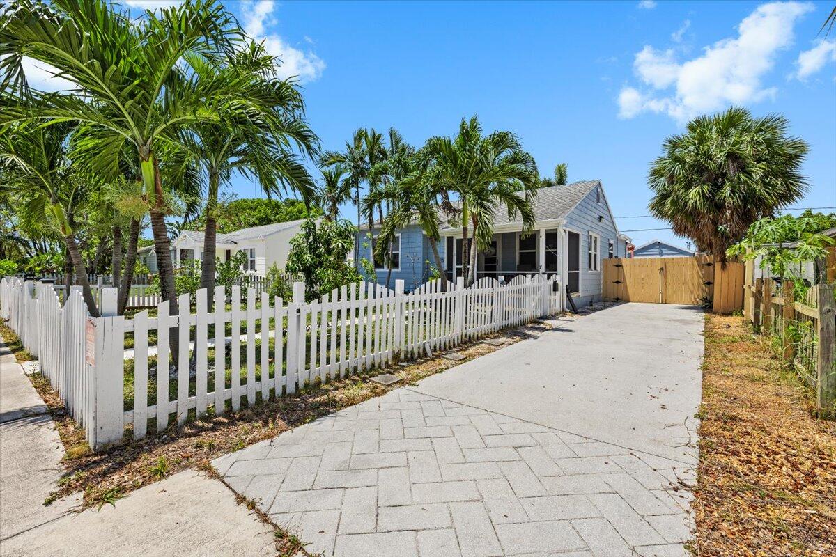 Foto de propiedad en 915 N K Street, Lake Worth Beach, FL 33460 Lake Worth Beach con MLS# 