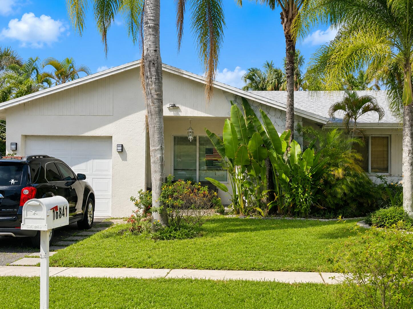 Foto de propiedad en 16841 Royal Poinciana Drive, Weston, FL 33326 Weston con MLS# 