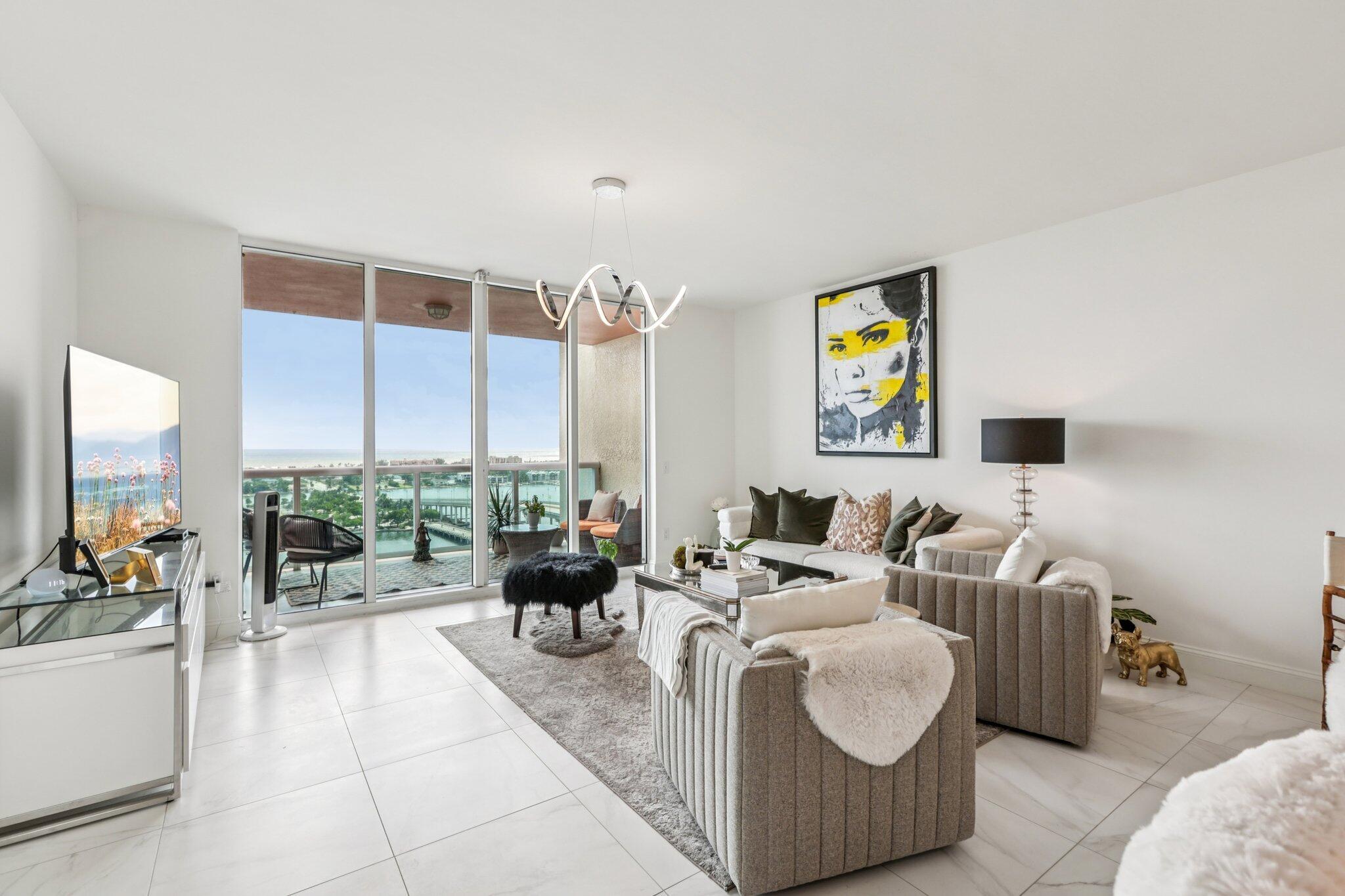 Foto de propiedad en 2640 Lake Shore Drive 2008, Riviera Beach, FL 33404 Riviera Beach con MLS# 