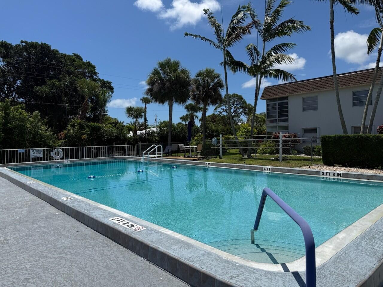 Foto de propiedad en 2950 SE Ocean Boulevard 10-2, Stuart, FL 34996 Stuart con MLS# 