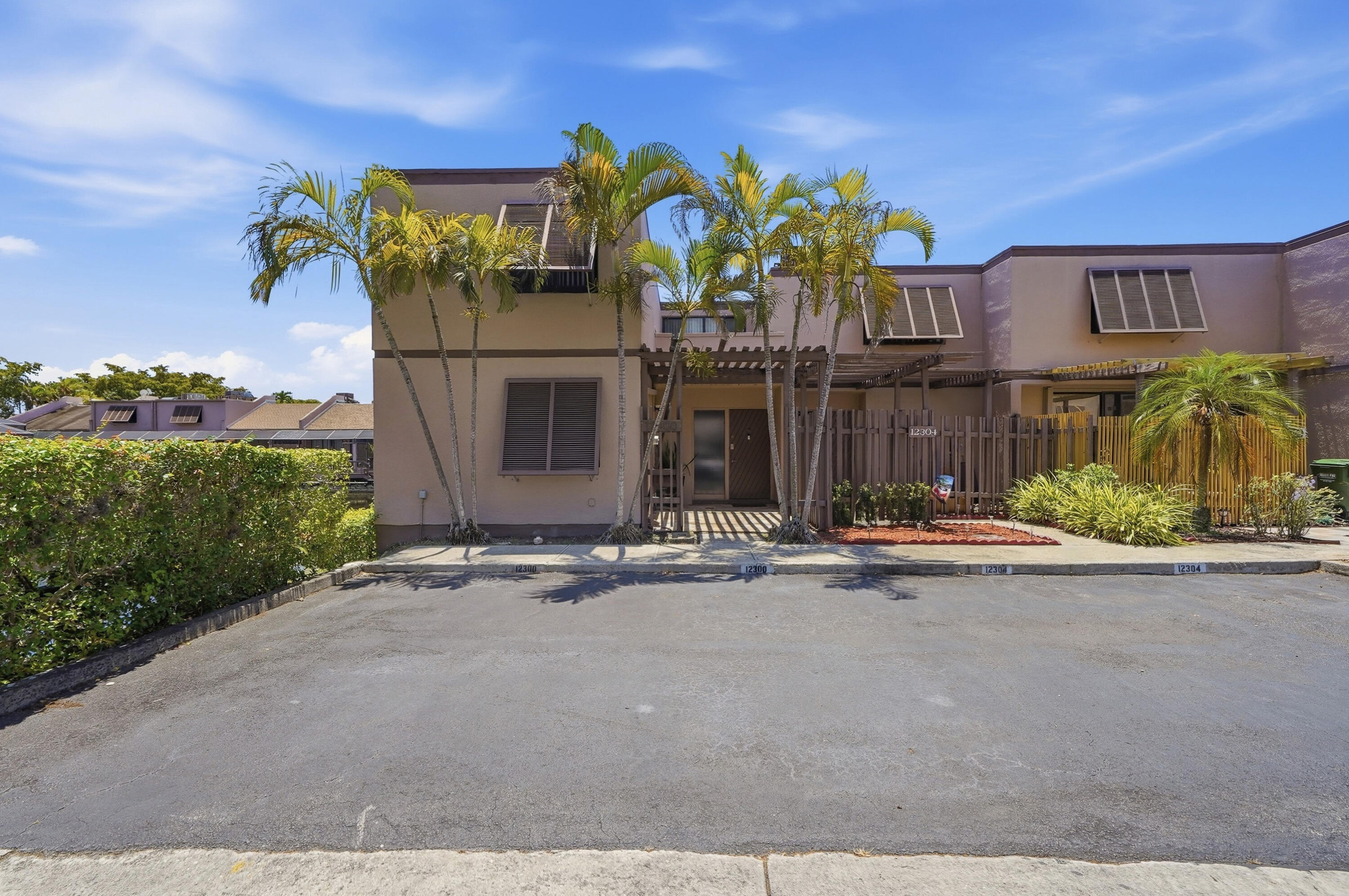 Foto de propiedad en 12300 NW 11th Court, Pembroke Pines, FL 33026 Pembroke Pines con MLS# 