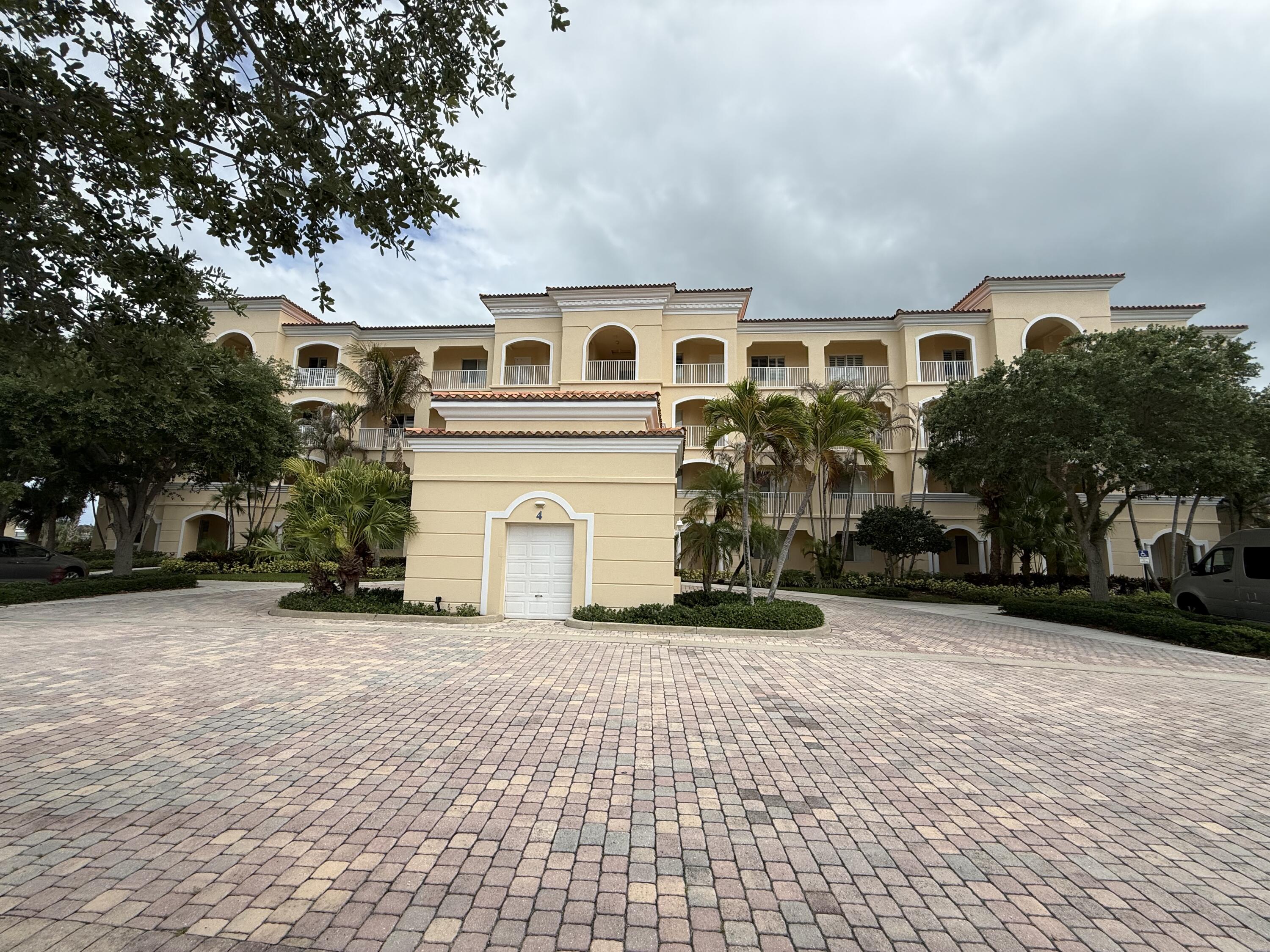 Foto de propiedad en 4 Harbour Isle Drive E Unit 204, Fort Pierce, FL 34949 Fort Pierce con MLS# 