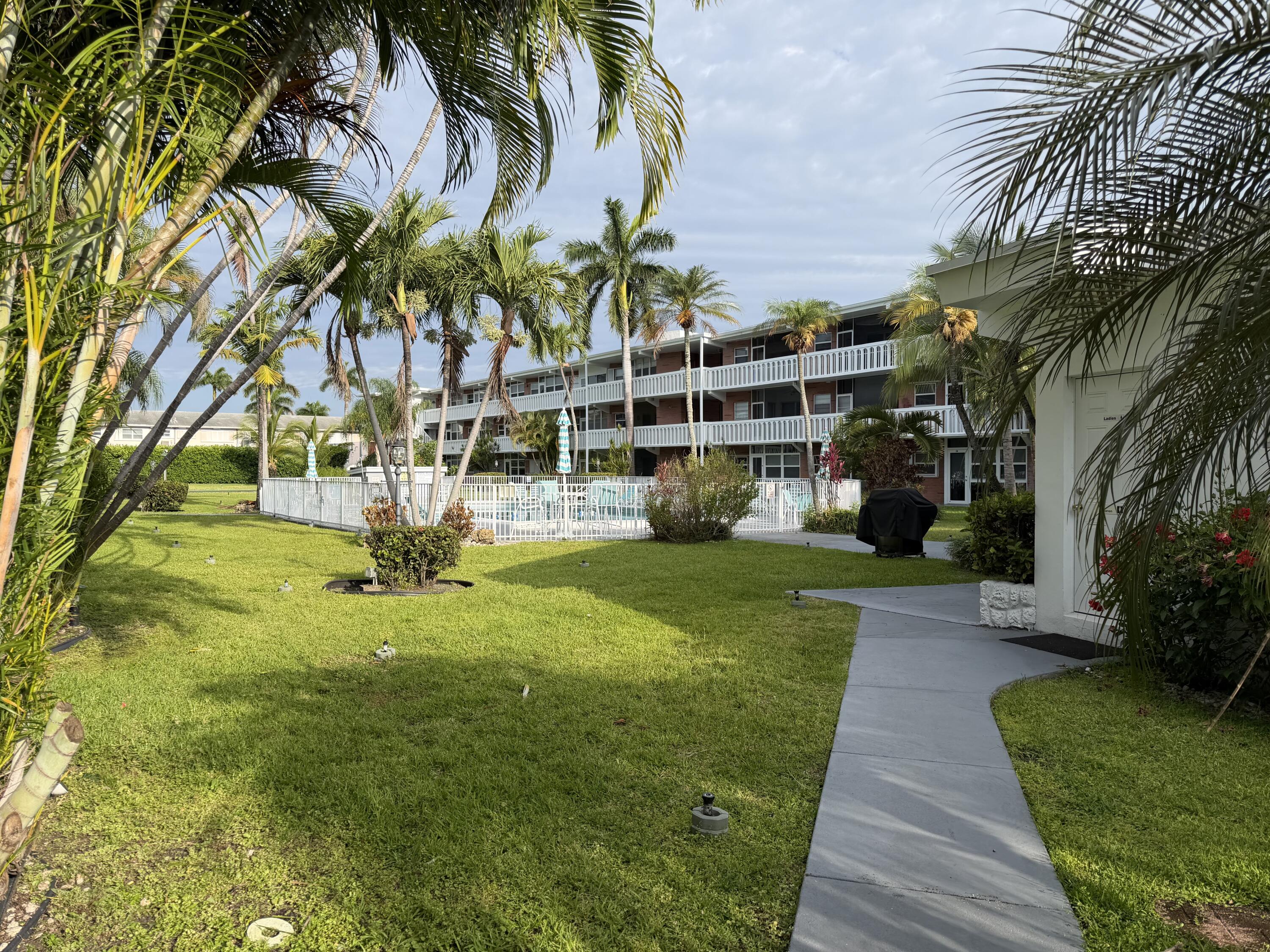 Foto de propiedad en 161 NE 10th Avenue 12b, Hallandale Beach, FL 33009 Hallandale Beach con MLS# 