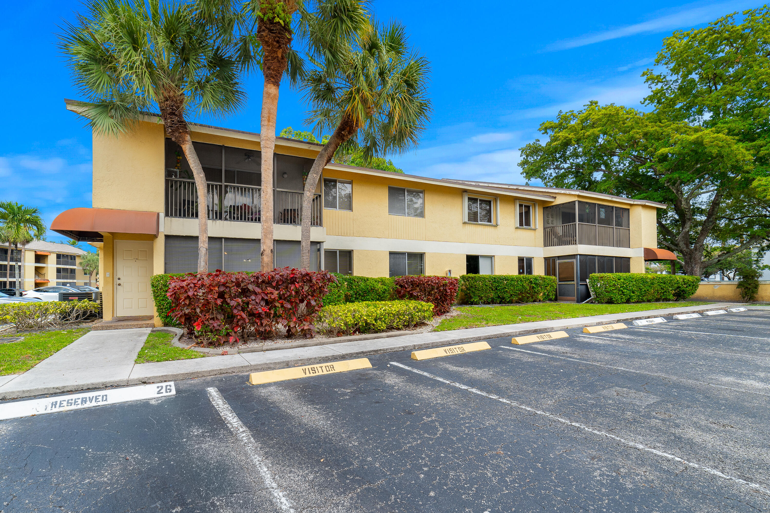 Foto de propiedad en 3095 N Oakland Forest Drive 101, Oakland Park, FL 33309 Oakland Park con MLS# 
