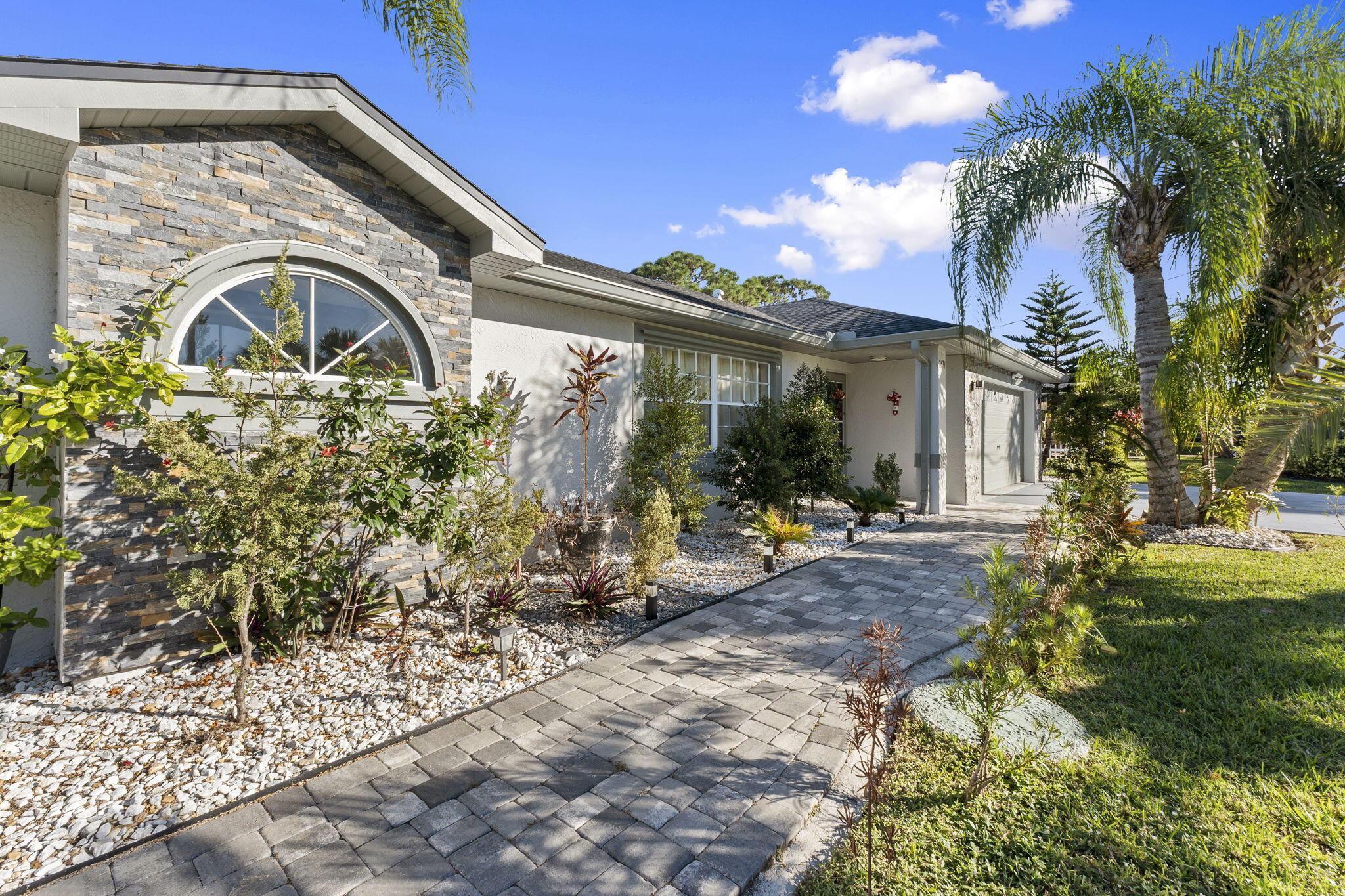 Foto de propiedad en 2471 SE Leithgow Street, Port St. Lucie, FL 34952 Port St. Lucie con MLS# 