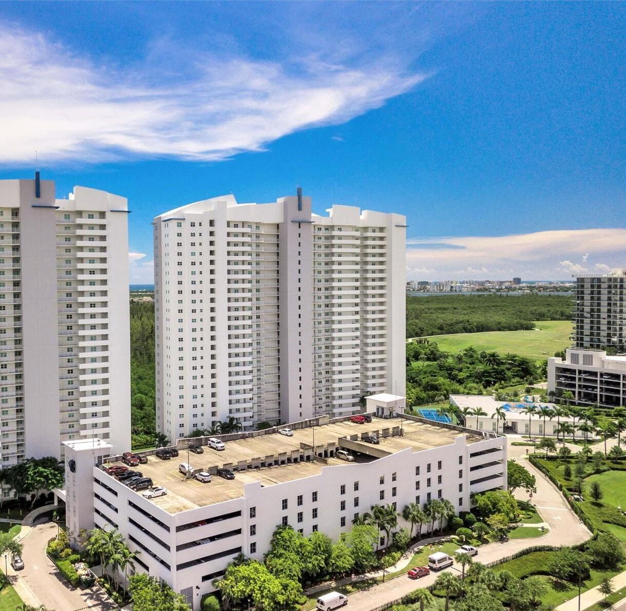 Foto de propiedad en 15051 Royal Oaks Lane 202, North Miami, FL 33181 North Miami con MLS# 