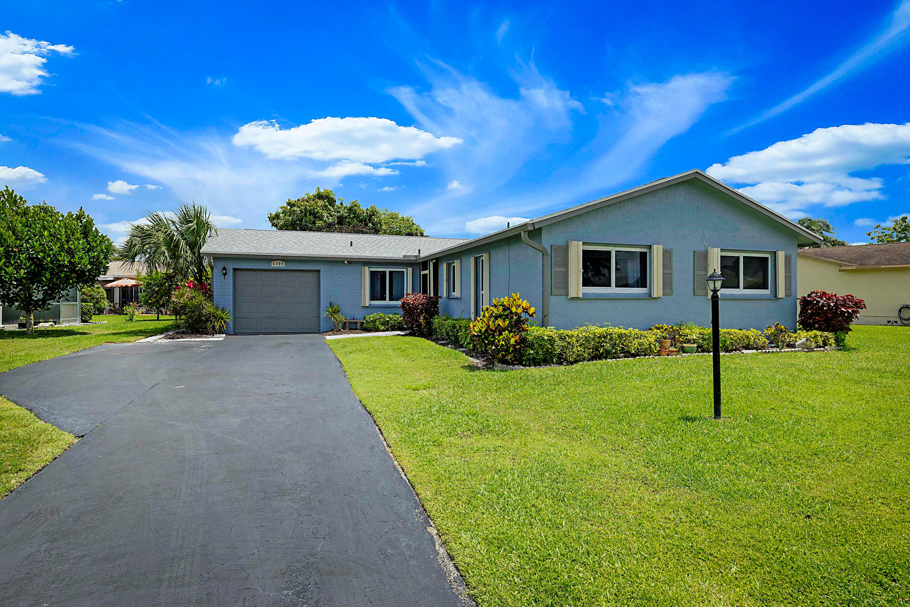 Foto de propiedad en 6309 Summer Sky Lane, Greenacres, FL 33463 Greenacres con MLS# 