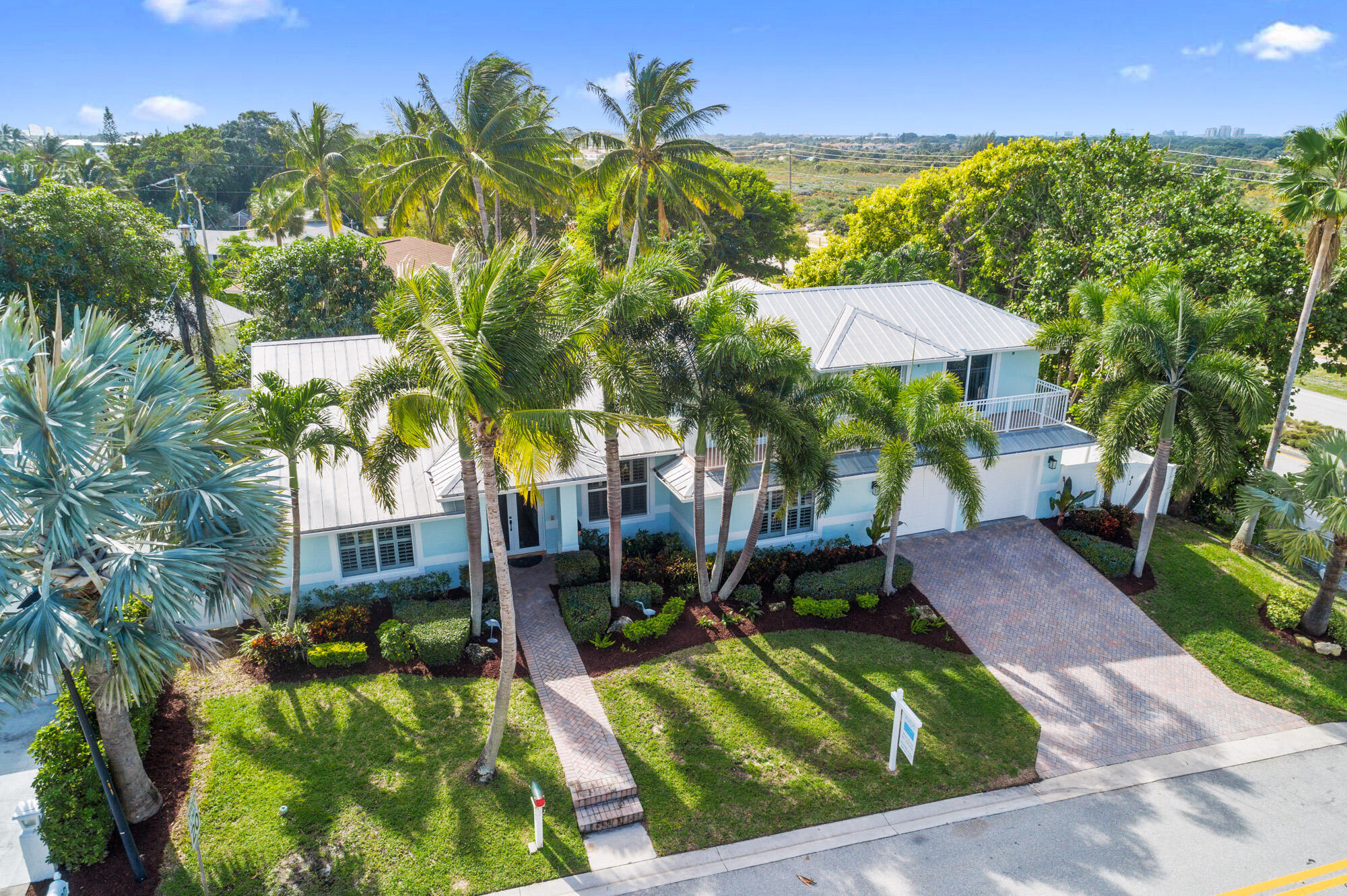 Foto de propiedad en 490 Mars Way, Juno Beach, FL 33408 Juno Beach con MLS# 