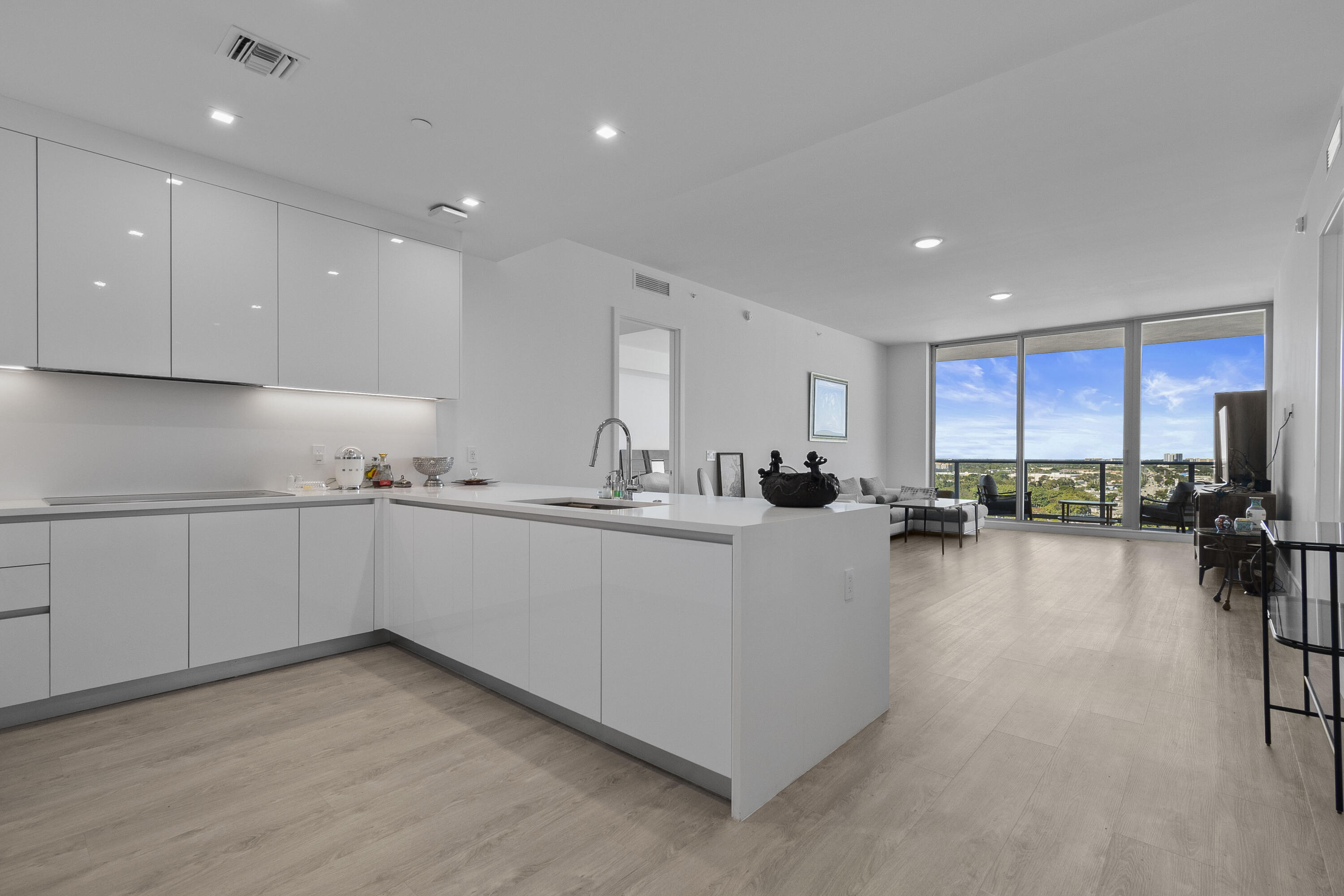 Foto de propiedad en 220 Lake Shore Drive 1913, Lake Park, FL 33403 Lake Park con MLS# 
