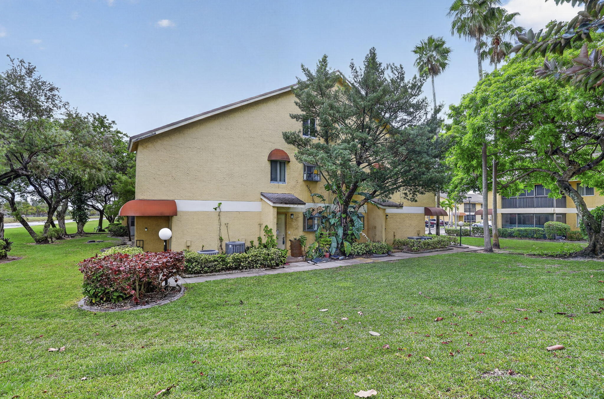 Foto de propiedad en 3041 N Oakland Forest Drive 103, Oakland Park, FL 33309 Oakland Park con MLS# 