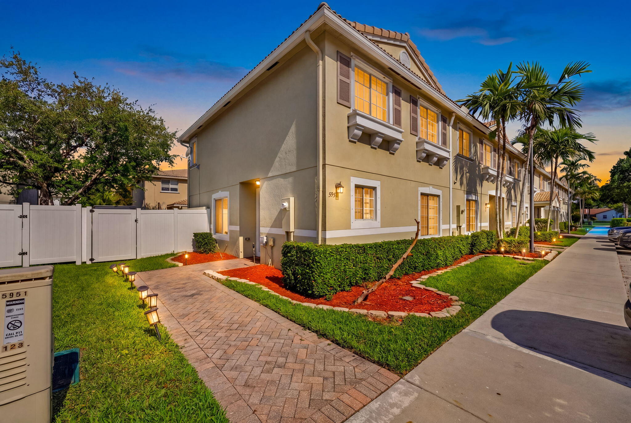 Foto de propiedad en 5951 Manchester Way, Tamarac, FL 33321 Tamarac con MLS# 