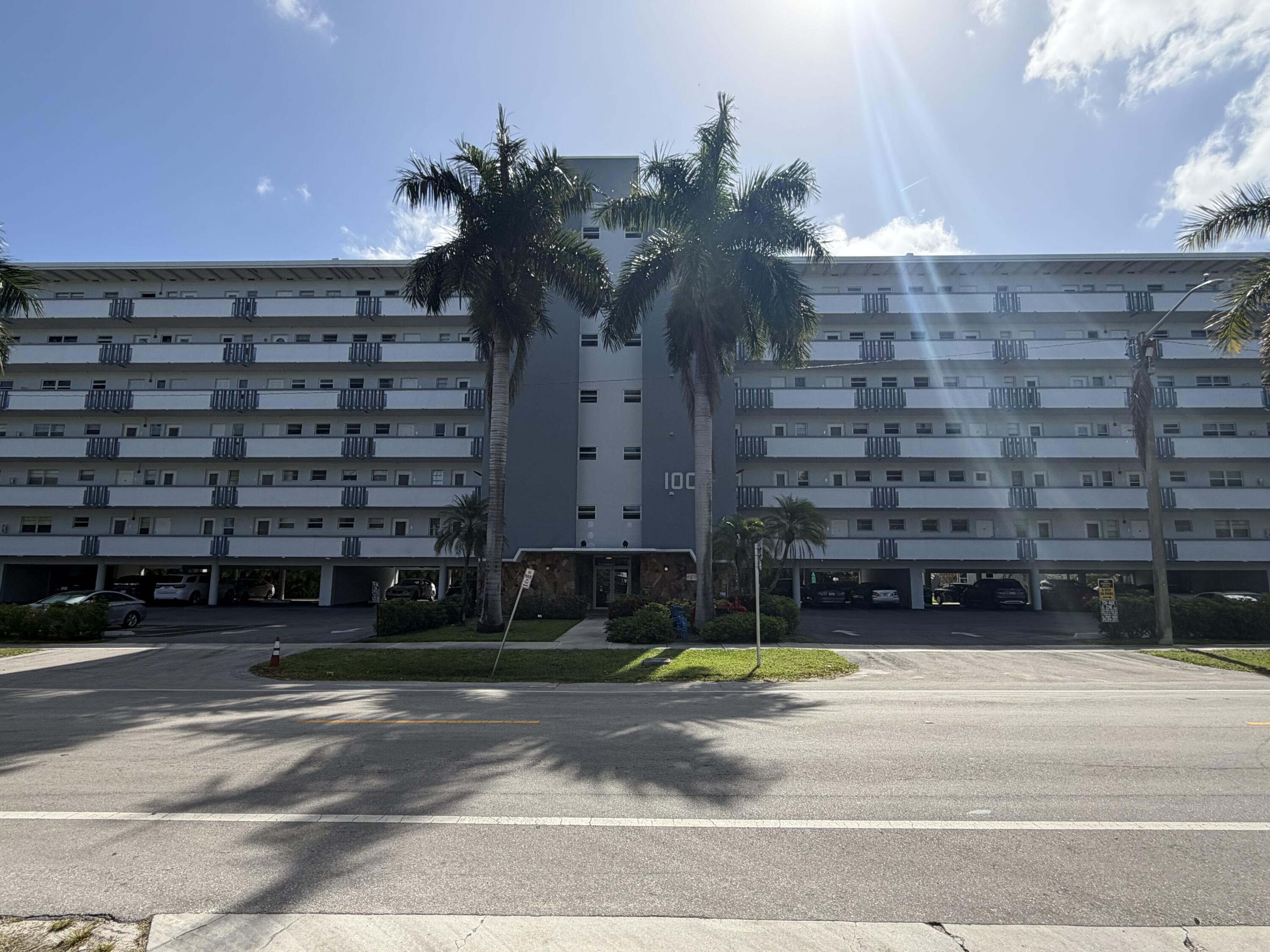 Foto de propiedad en 1000 NE 14th Avenue 304, Hallandale Beach, FL 33009 Hallandale Beach con MLS# 