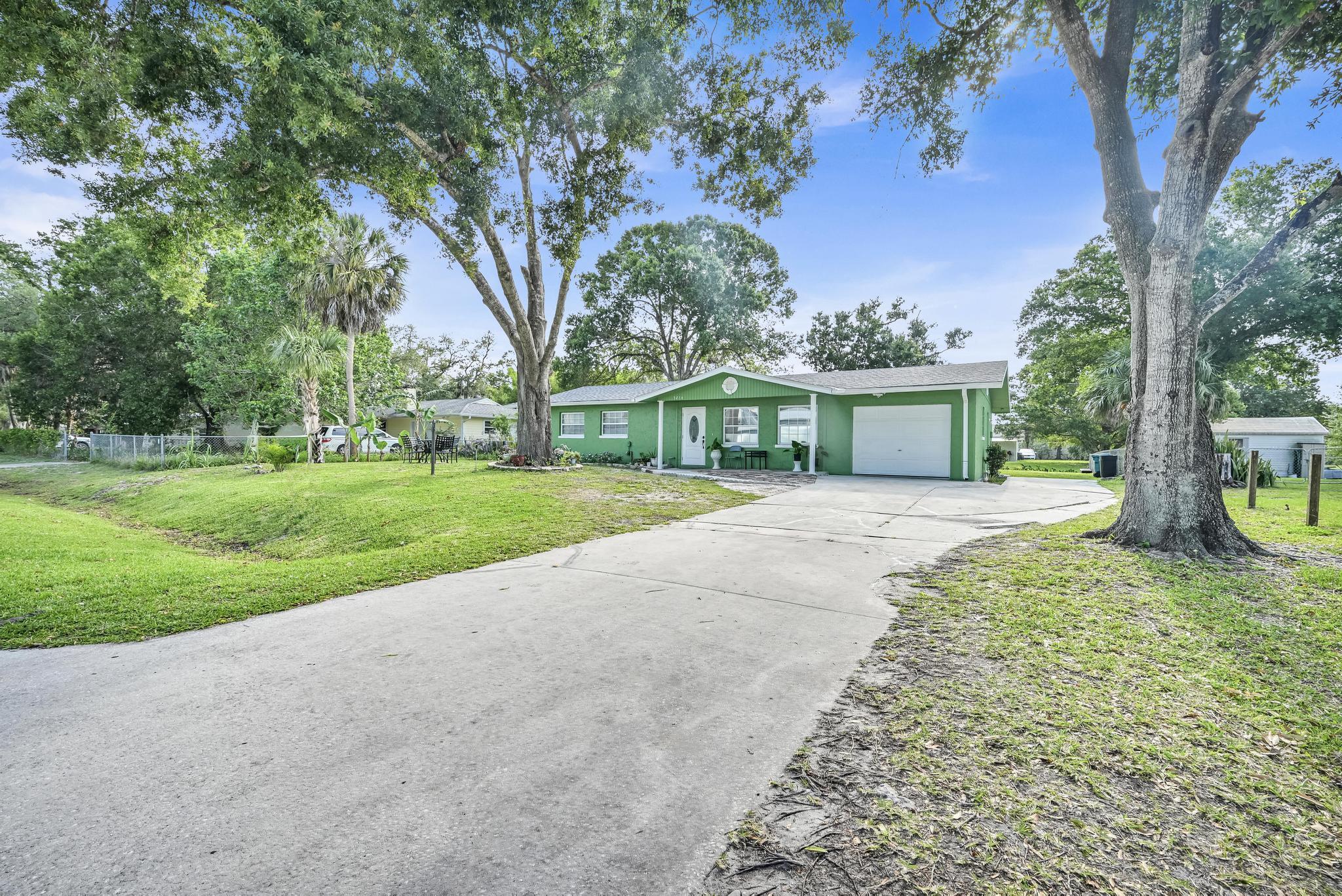 Foto de propiedad en 5214 Bowling Green Drive, Fort Pierce, FL 34951 Fort Pierce con MLS# 