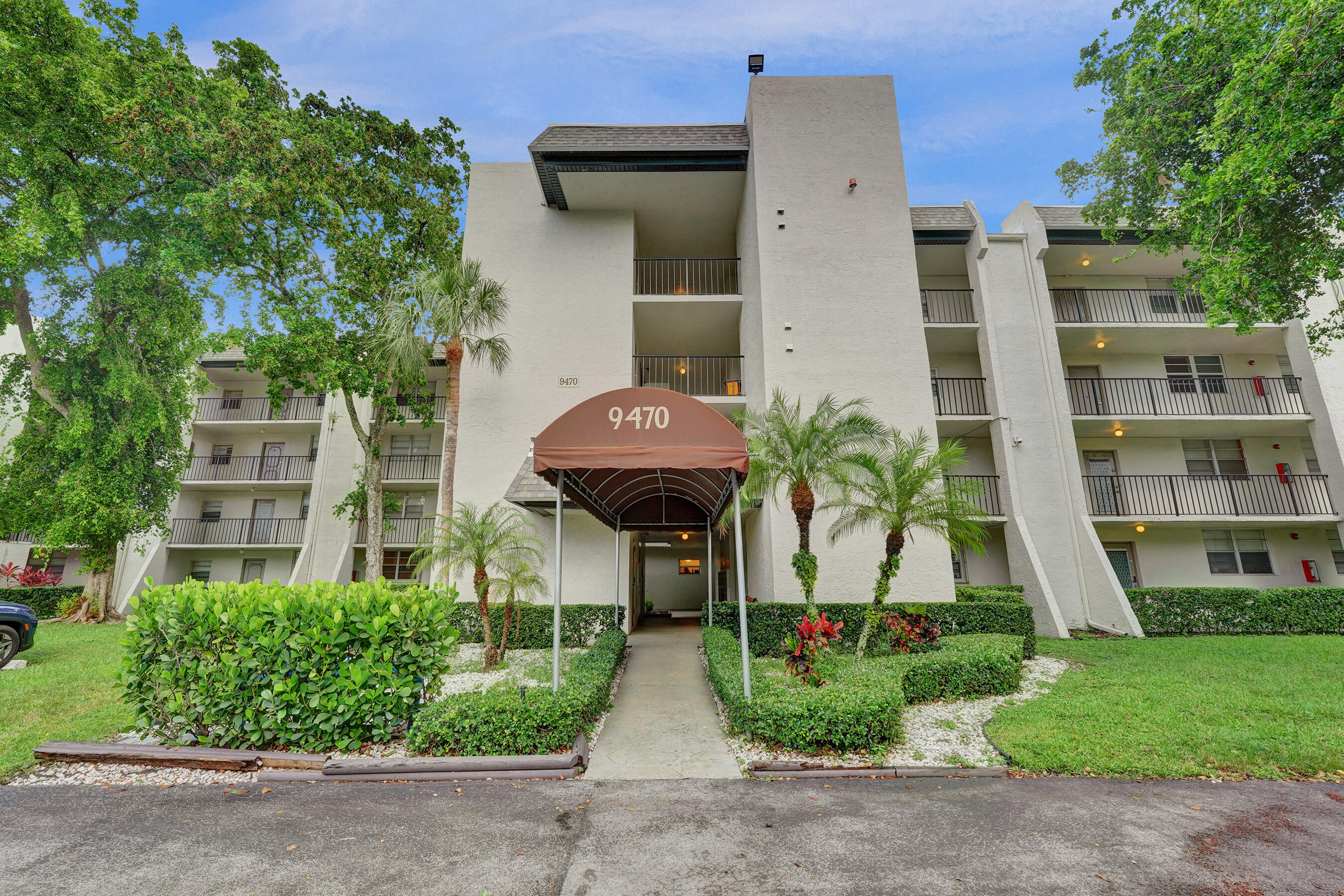 Foto de propiedad en 9470 Poinciana Place 308, Davie, FL 33324 Davie con MLS# 
