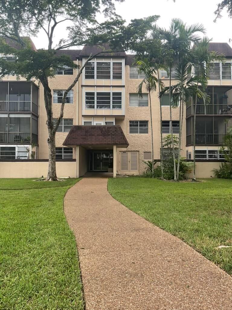 Foto de propiedad en 7300 NW 17th Street 320, Plantation, FL 33313 Plantation con MLS# 