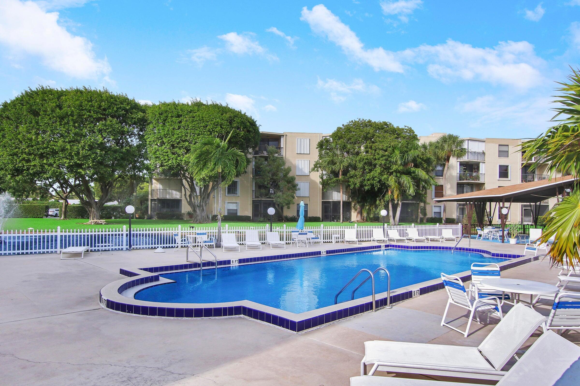 Foto de propiedad en 300 Waterway Drive S 407, Lantana, FL 33462 Lantana con MLS# 